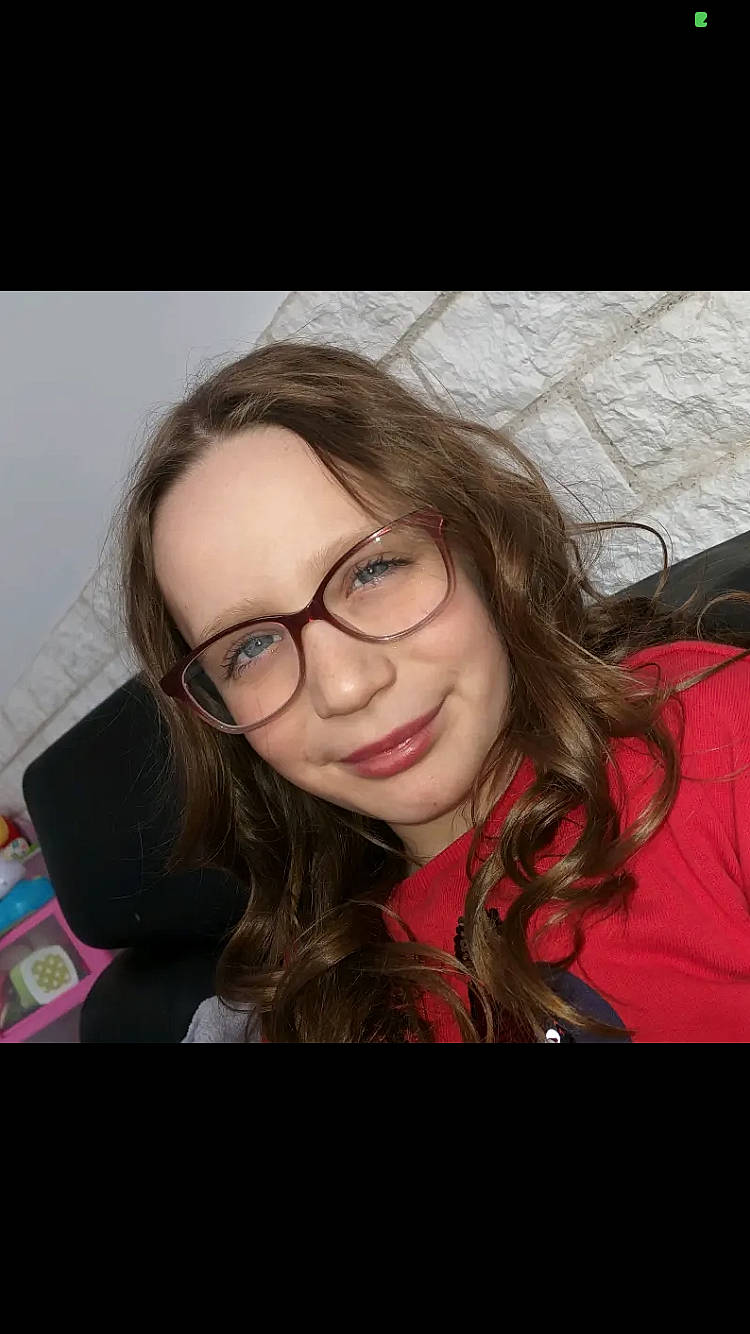 Loona a rejoint le concours — aidez-le/la à gagner de superbes lots ! beauty, blond, brown_hair, cheek, chin, cool, eyebrow, eyewear, face, facial_expression, forehead, glasses, hair, hairstyle, head, joy, lip, long_hair, nose, person