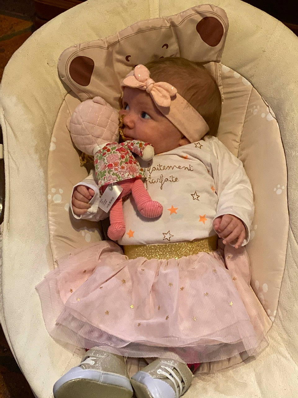 Angeline a rejoint le concours — aidez-le/la à gagner de superbes lots ! baby, baby_products, baby_toddler_clothing, bib, child, embellishment, headwear, peach, person, pink, toddler