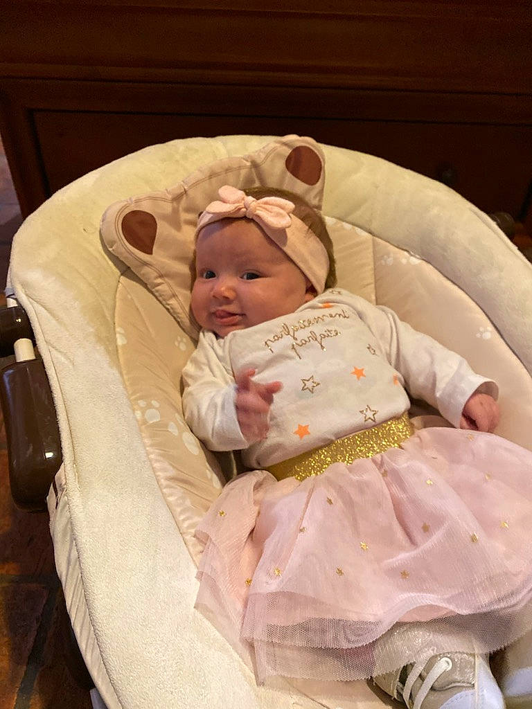 Angeline a rejoint le concours — aidez-le/la à gagner de superbes lots ! baby, baby_products, baby_safety, baby_toddler_clothing, cheek, child, comfort, infant_bed, person, toddler