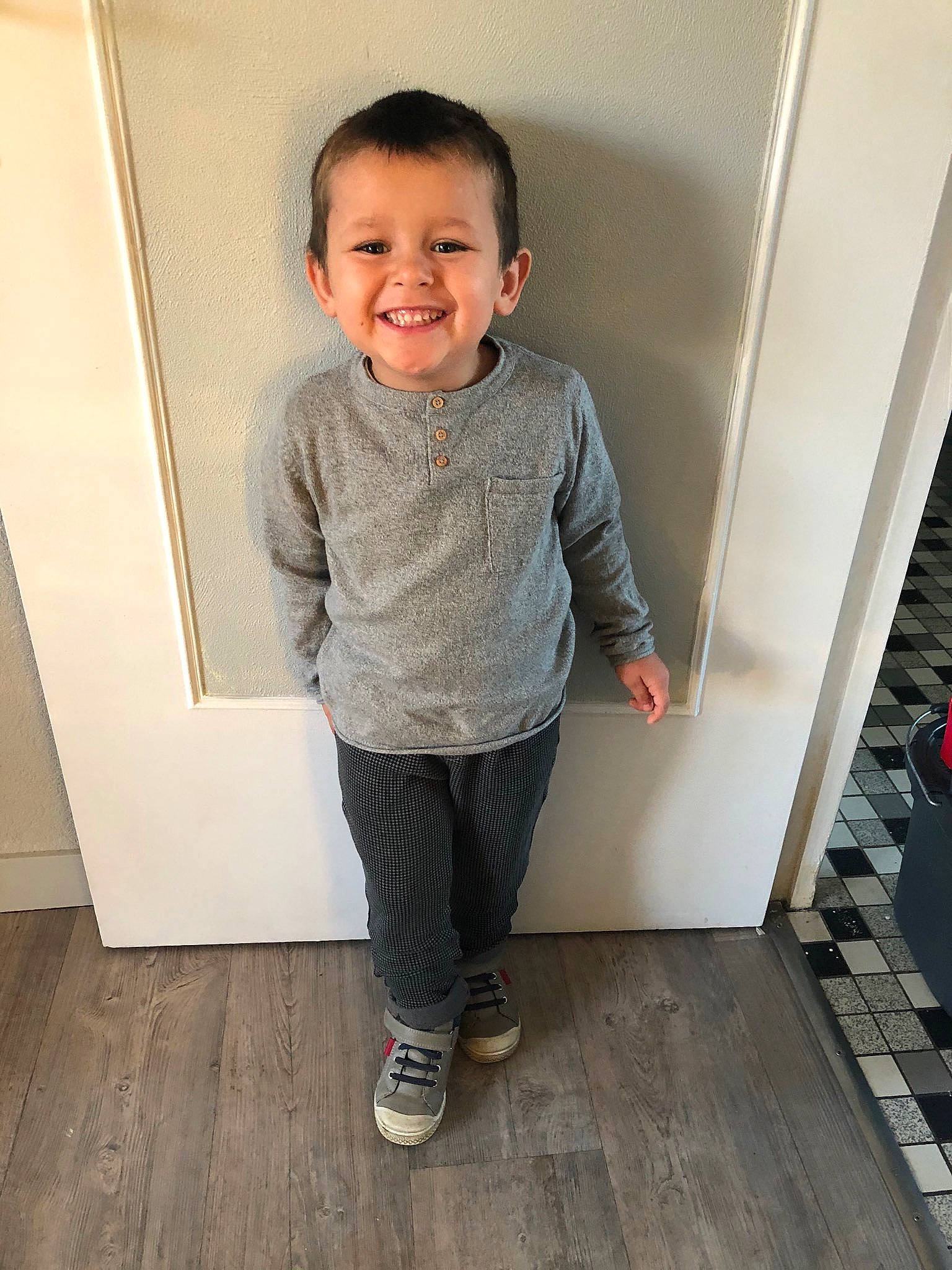 Louis participe au concours pour gagner de l'argent avec cette photo : child, floor, flooring, joy, laminate_flooring, laugh, person, sleeve, standing, sweatpant, toddler, tooth, wood_flooring