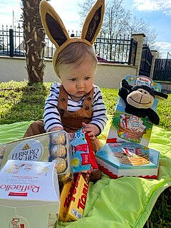 Jules a rejoint le concours — aidez-le/la à gagner de superbes lots ! baby, box, child, cloud, community, easter_bunny, event, grass, happy, hat, person, plant, rabbit, rabbits_and_hares, recreation, sharing, sky, stuffed_toy, toddler, toy