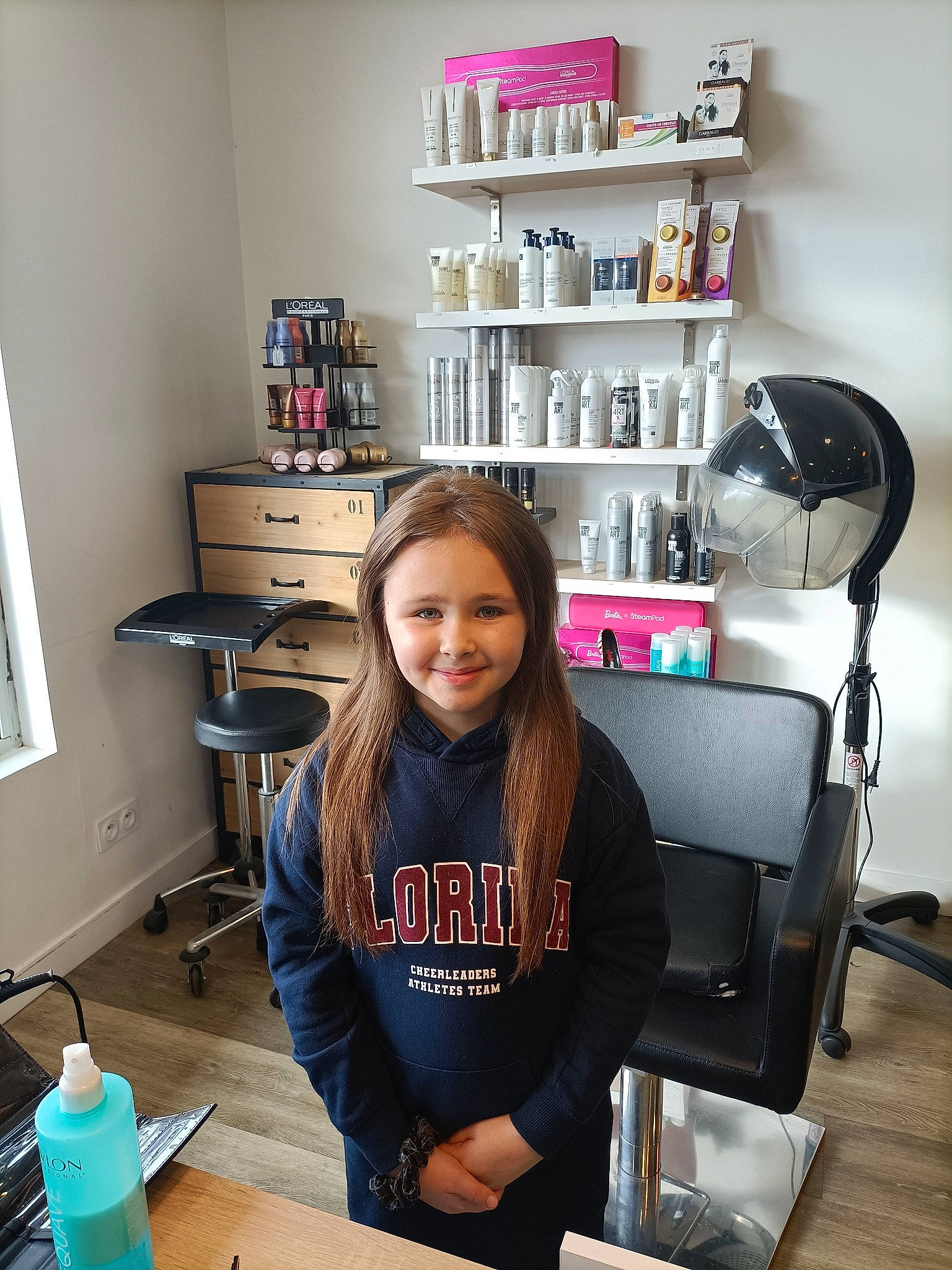 Yliana participe au concours pour gagner de l'argent avec cette photo : automotive_design, chair, countertop, desk, eyewear, fashion_design, flooring, job, joy, machine, office_chair, person, picture_frame, plastic_bottle, retail, room, shelf, shelving, sitting, smile