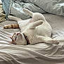 Plume a rejoint le concours — aidez-le/la à gagner de superbes lots ! cat, white_cat, orange_tail, collar, bed, blanket, sheet, indoor, pet, feline, resting, relaxed, cute, animal, fur, paw, sleepy, cozy, domestic, lying_down