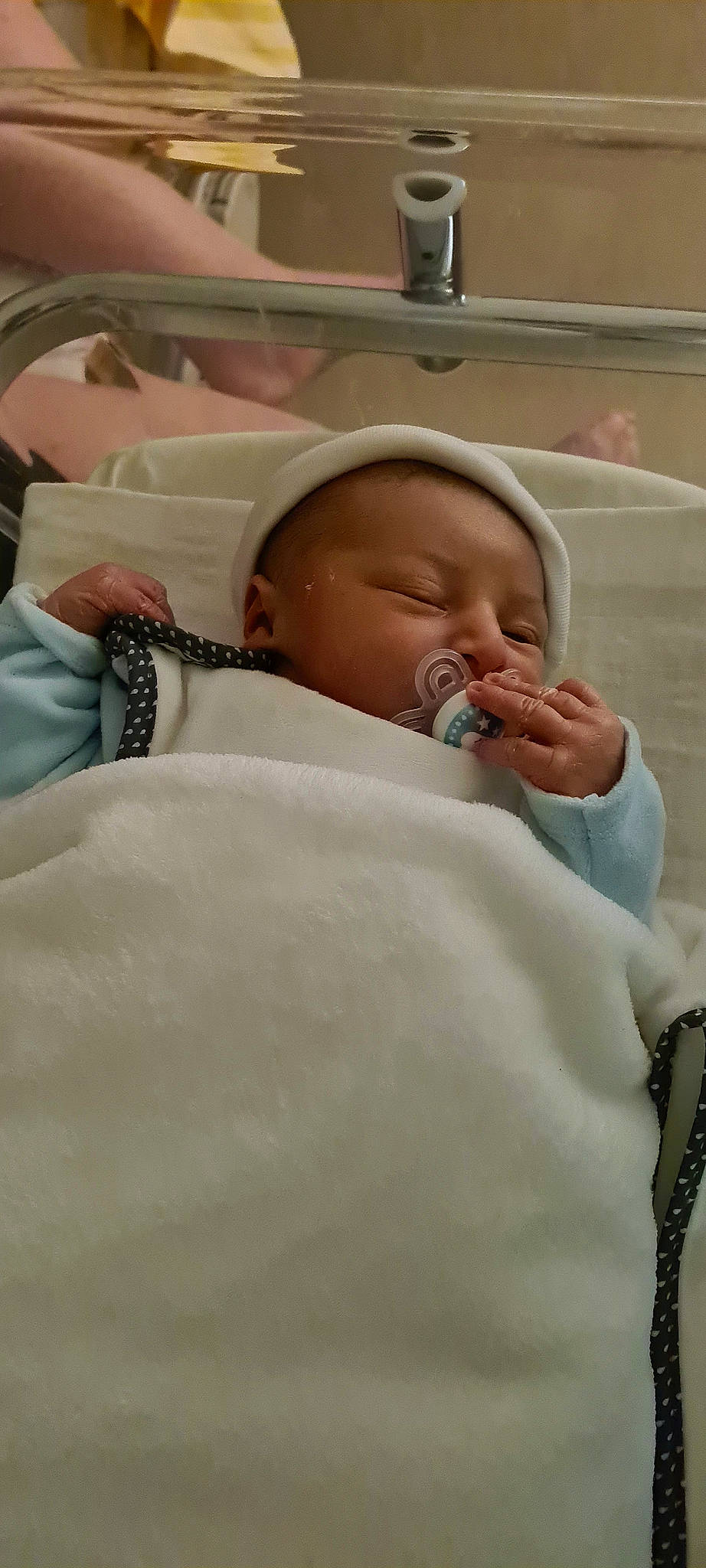 Nathan a rejoint le concours — aidez-le/la à gagner de superbes lots ! baby, baby_sleeping, bedding, bedtime, child, childbirth, comfort, event, health_care, hospital, hospital_bed, linens, medical, medical_equipment, mouth, patient, person, room, service, skin