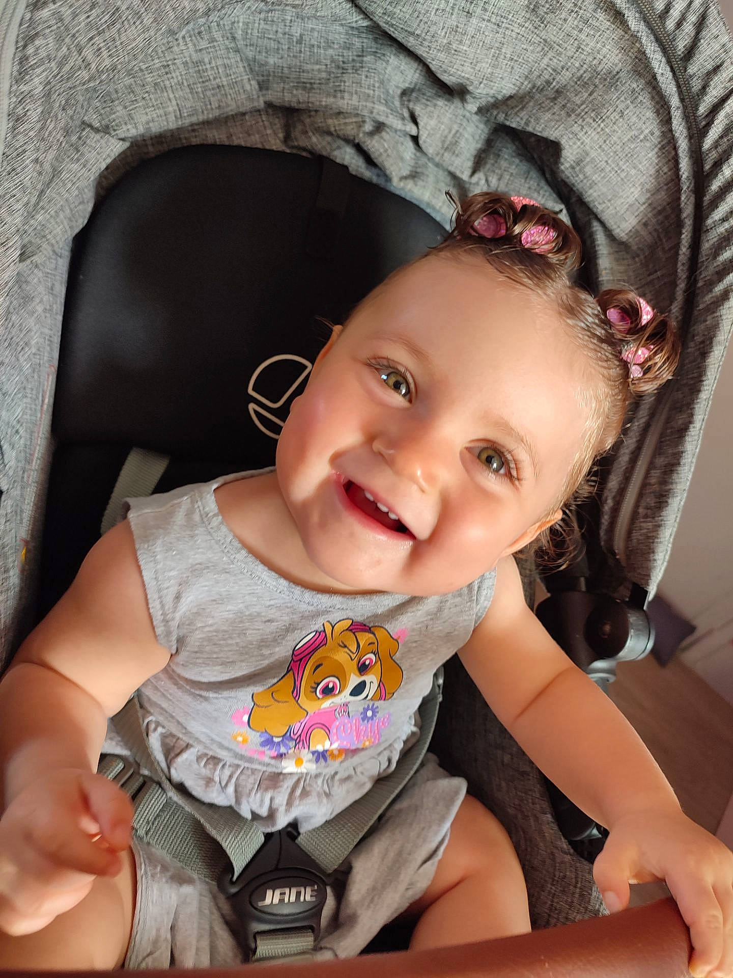 Aria a rejoint le concours — aidez-le/la à gagner de superbes lots ! baby_toddler_clothing, cheek, chin, eye, eyebrow, face, facial_expression, flash_photography, happy, head, iris, joy, lip, mouth, nose, organ, person, skin, sleeve, smile