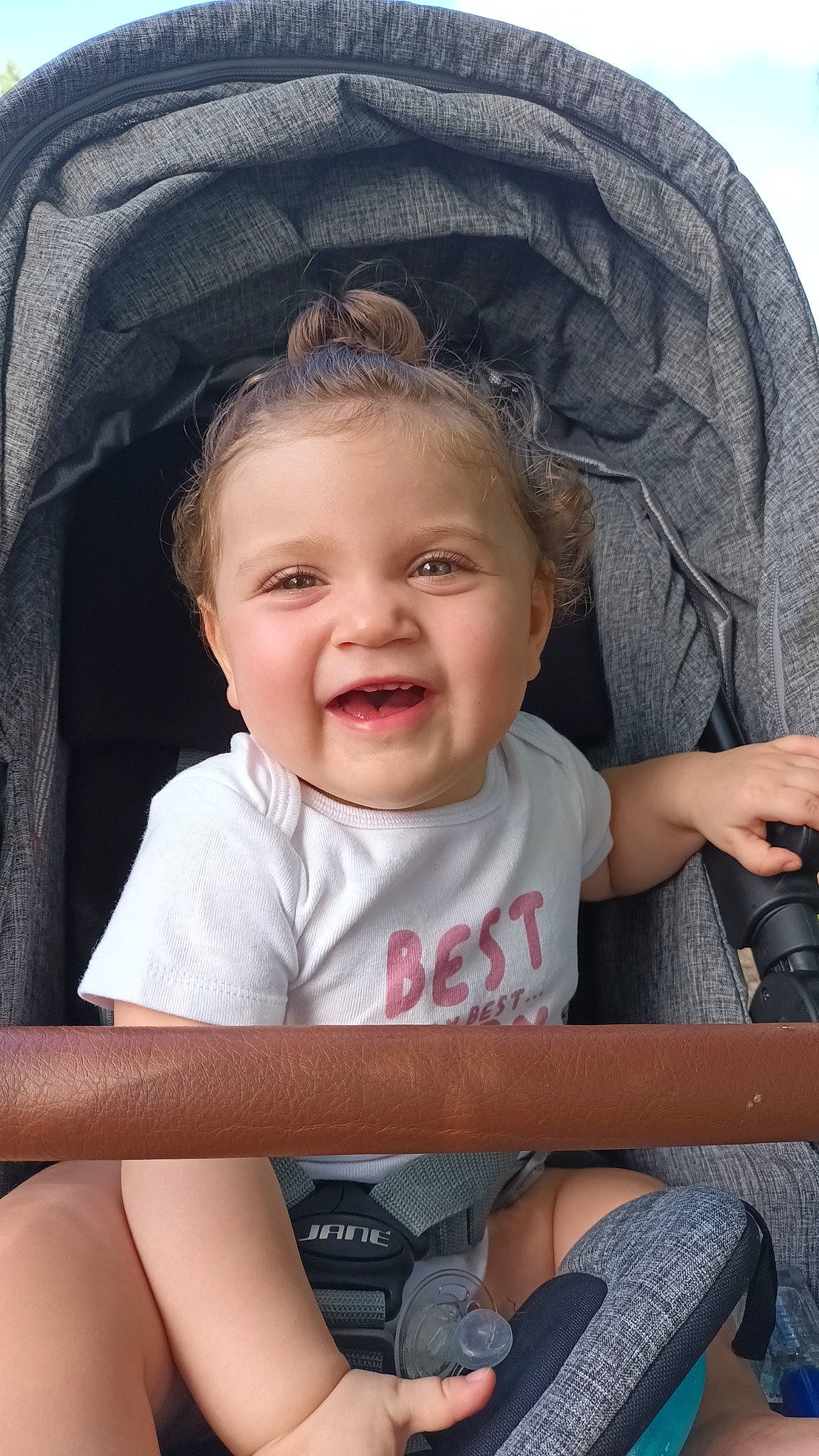 Aria a rejoint le concours — aidez-le/la à gagner de superbes lots ! cheek, chin, comfort, eye, facial_expression, flash_photography, hairstyle, hand, happy, head, iris, lip, mouth, organ, person, product, skin, sleeve, smile, style