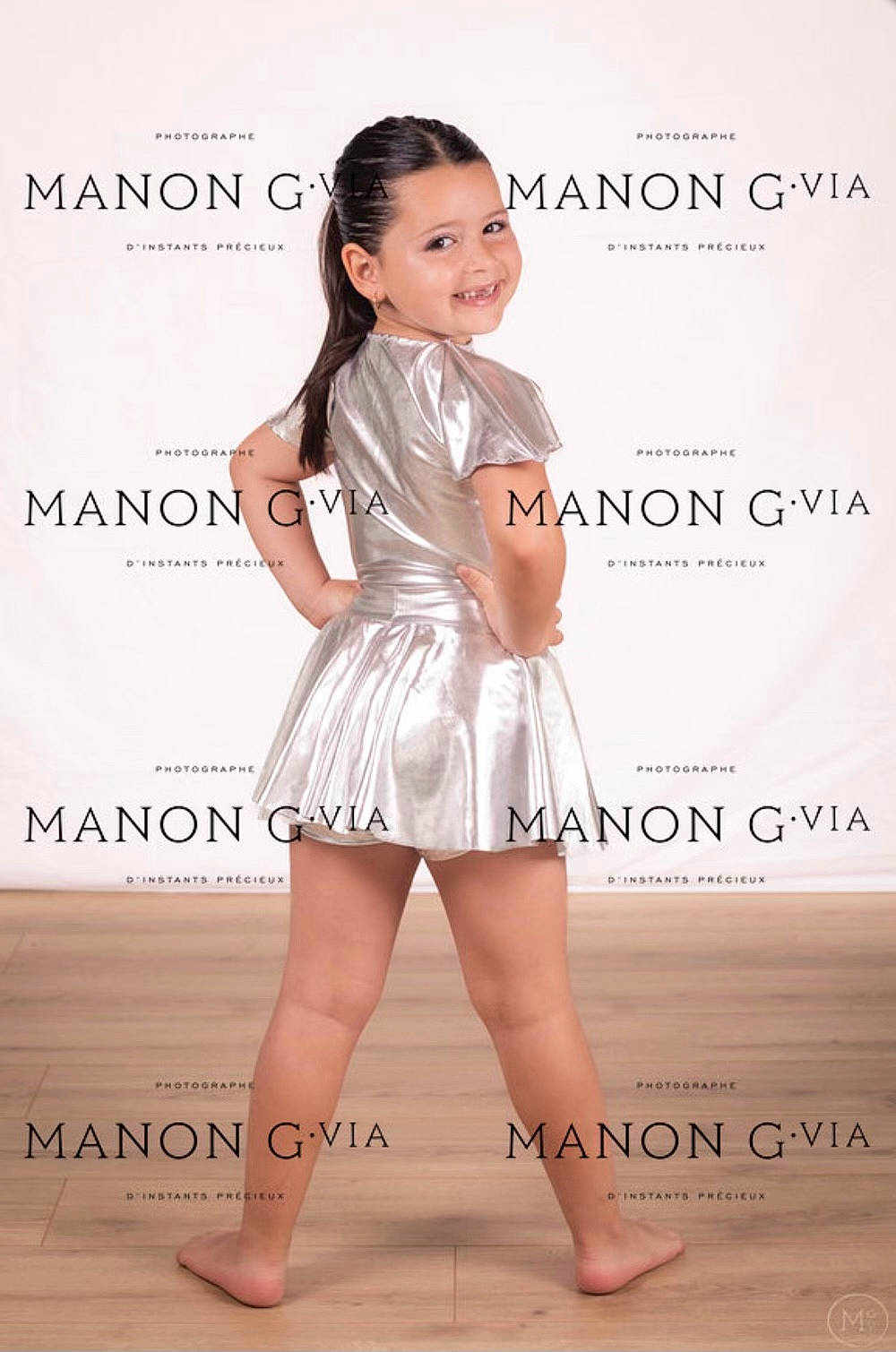 Rose a rejoint le concours — aidez-le/la à gagner de superbes lots ! abdomen, day_dress, fashion_design, fashion_model, flash_photography, font, gesture, happy, human_leg, joy, knee, leg, long_hair, neck, one_piece_garment, person, sleeve, smile, thigh, thumb