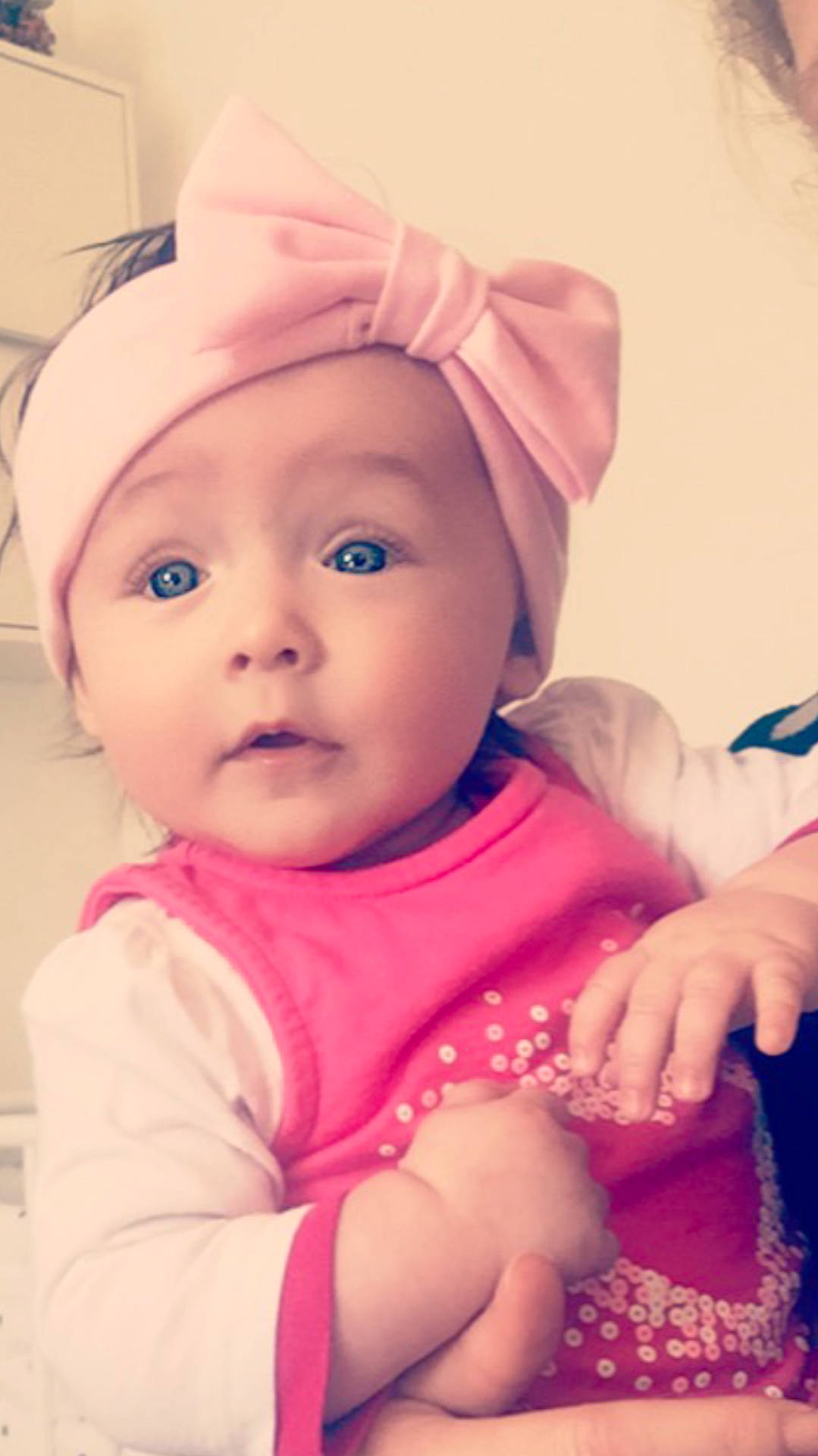 Léana participe au concours pour gagner de l'argent avec cette photo : beauty, cheek, child, ear, eye, face, girl, hair_accessory, happiness, head, headband, human_hair_color, infant, iris, person, pink, product, skin, smile, toddler