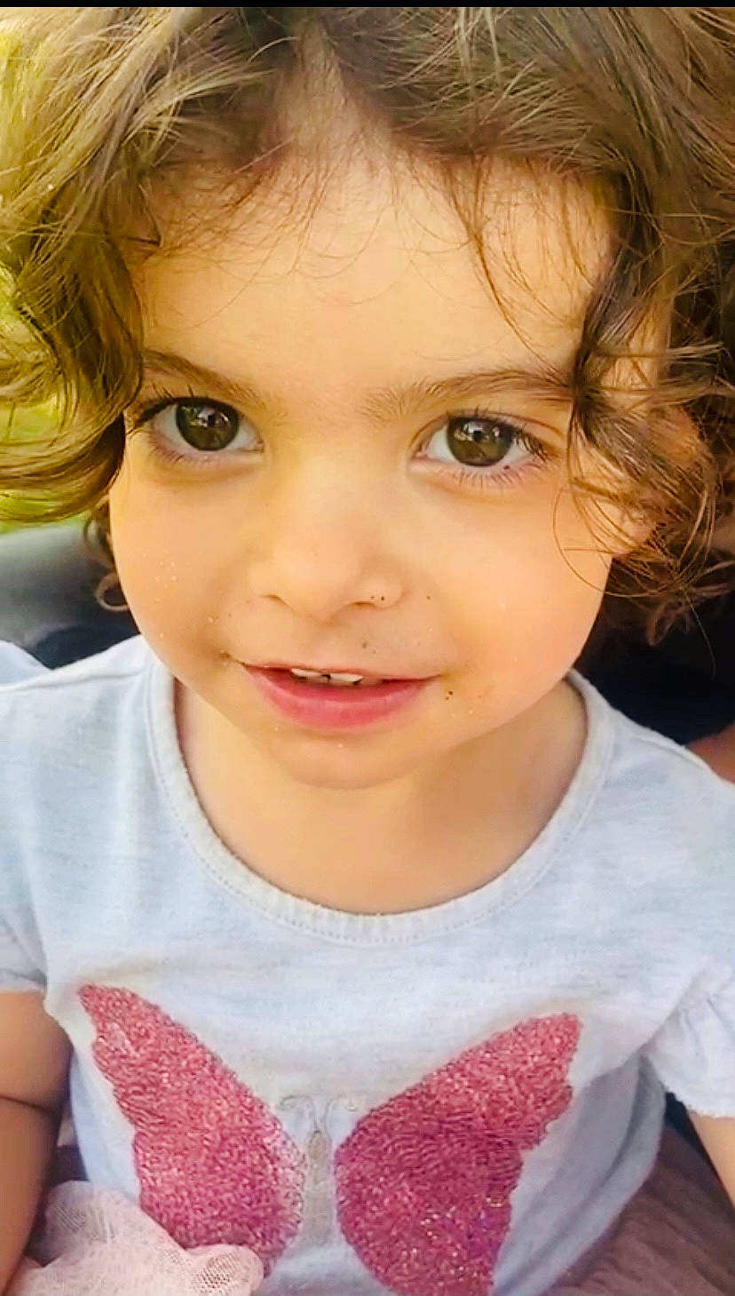 Gina participe au concours pour gagner de l'argent avec cette photo : cheek, chin, eye, eyebrow, eyelash, forehead, hair, hairstyle, happy, head, iris, jaw, joy, lip, mouth, neck, nose, person, shoulder, skin