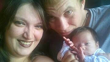 Abbygaelle a rejoint le concours — aidez-le/la à gagner de superbes lots ! cheek, ear, eyebrow, eyelash, facial_expression, finger, fun, gesture, hairstyle, happy, human, iris, jaw, joy, lip, mouth, nose, organ, person, sharing