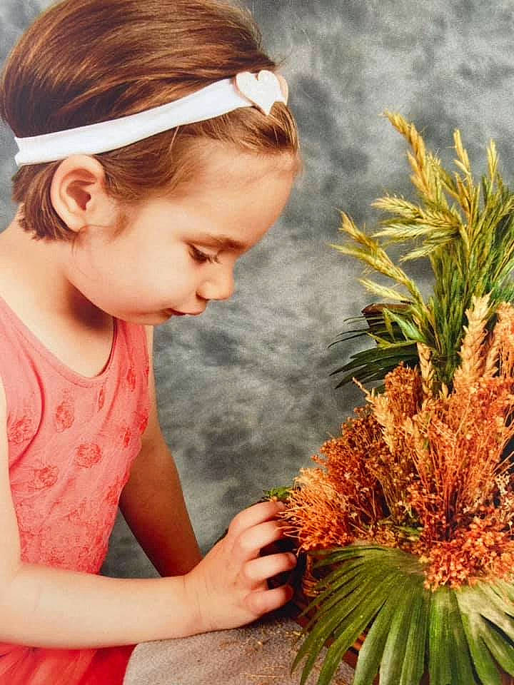 Abbygaelle a rejoint le concours — aidez-le/la à gagner de superbes lots ! ananas, arecales, baby_toddler_clothing, beauty, eyewear, flower, flowering_plant, grass, grass_family, hair, hairstyle, happy, leaf, organ, people_in_nature, person, plant, summer, terrestrial_plant, toddler