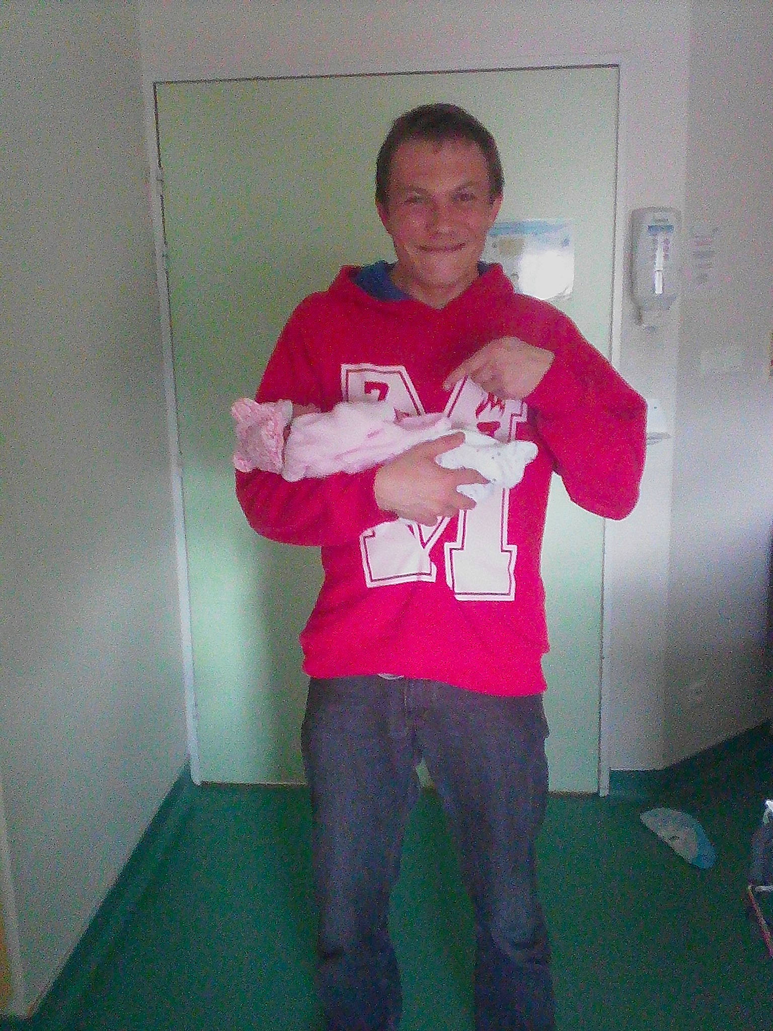 Abbygaelle a rejoint le concours — aidez-le/la à gagner de superbes lots ! cool, elbow, electric_blue, event, flooring, fun, gesture, human_body, jaw, joint, joy, magenta, person, pink, room, shoulder, sleeve, smile, t_shirt, thumb