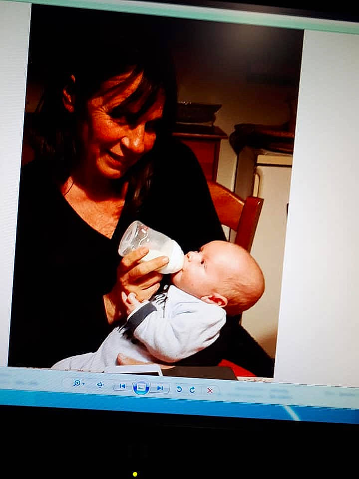 Nathan participe au concours pour gagner de l'argent avec cette photo : art, baby, birth, child, flat_panel_display, mother, person, photo_caption, photograph, photography, room, snapshot, toddler