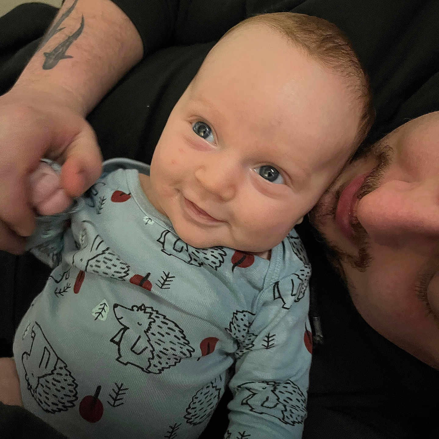 Azrael is registered to the contest to win money with this photo: baby, bodypart, clothing, couch, cushion, face, finger, furniture, hand, happy, head, homedecor, newborn, person, photography, portrait, skin, smile, t_shirt, tattoo