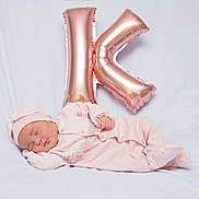 Kokita participe au concours pour gagner de l'argent avec cette photo : newborn, baby, sleeping, pink_clothing, hat, balloon, letter_k, rose_gold, blanket, soft, cute, infant, portrait, resting, indoors, peaceful, one_person, child, baby_girl, cozy