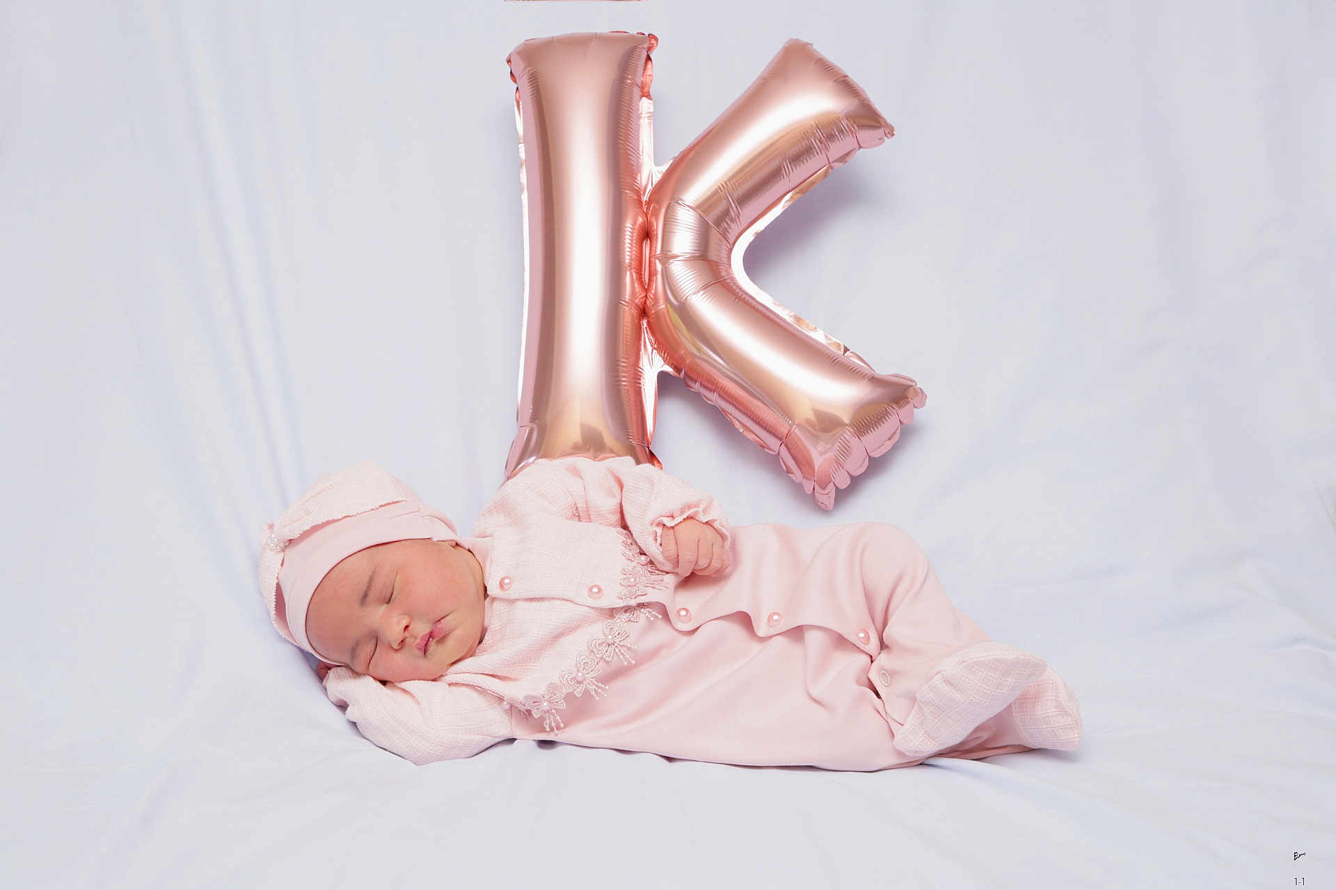 Kokita participe au concours pour gagner de l'argent avec cette photo : newborn, baby, sleeping, pink_clothing, hat, balloon, letter_k, rose_gold, blanket, soft, cute, infant, portrait, resting, indoors, peaceful, one_person, child, baby_girl, cozy