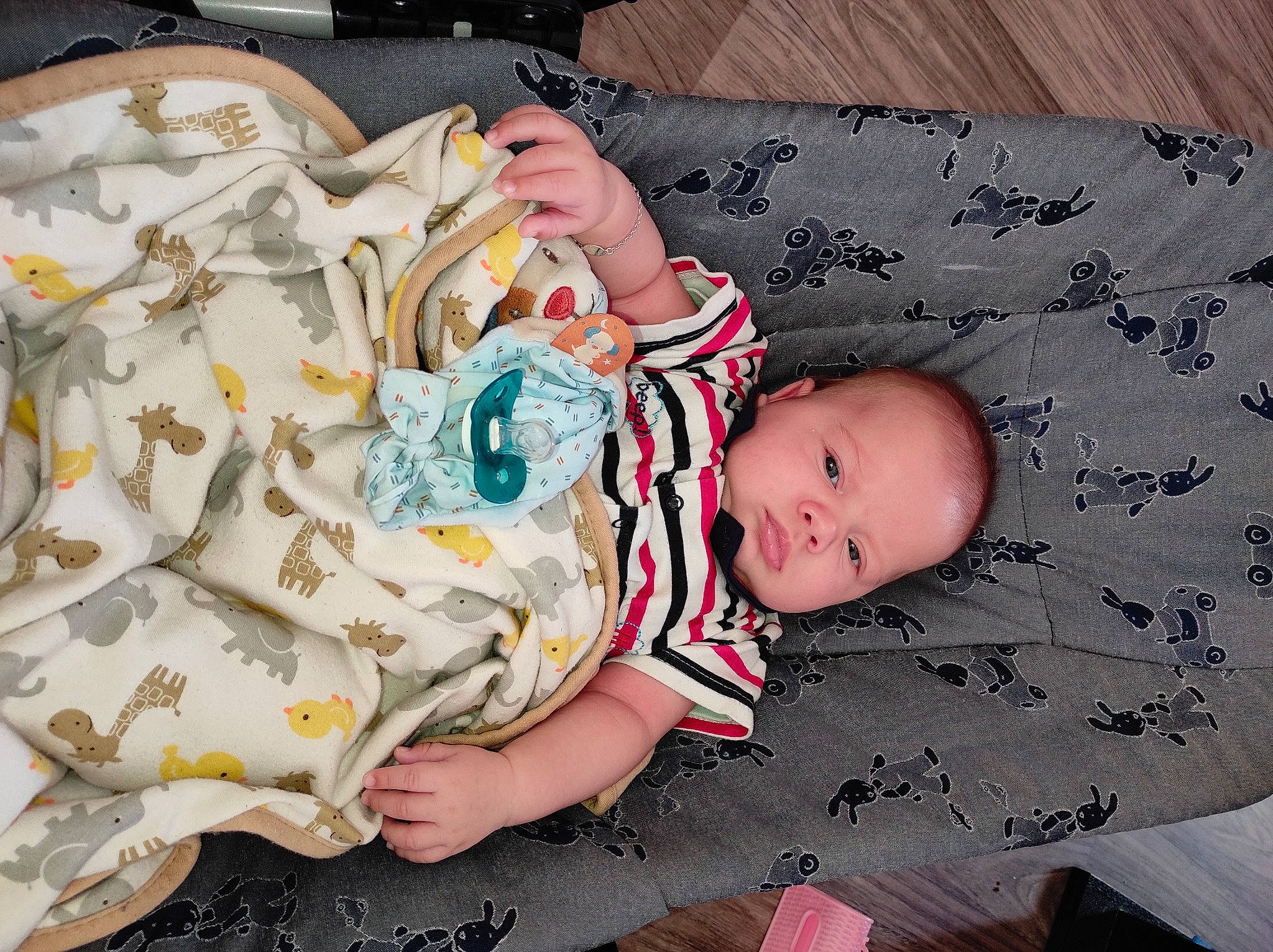 Tïmothé a rejoint le concours — aidez-le/la à gagner de superbes lots ! baby, baby_products, baby_toddler_clothing, child, comfort, finger, head, linens, mammal, nail, pattern, person, room, sitting, skin, sleeve, textile, toddler, vertebrate