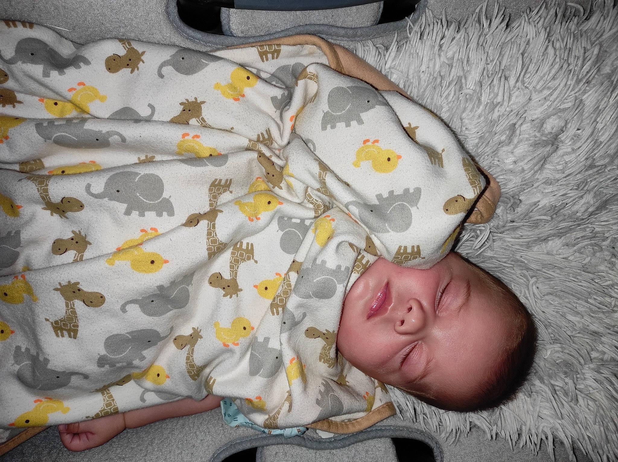 Tïmothé participe au concours pour gagner de l'argent avec cette photo : baby, baby_products, baby_safety, baby_sleeping, baby_toddler_clothing, bedding, bedtime, blanket, child, comfort, infant_bodysuit, linens, nap, pattern, person, room, sleep, sleeve, textile, toddler