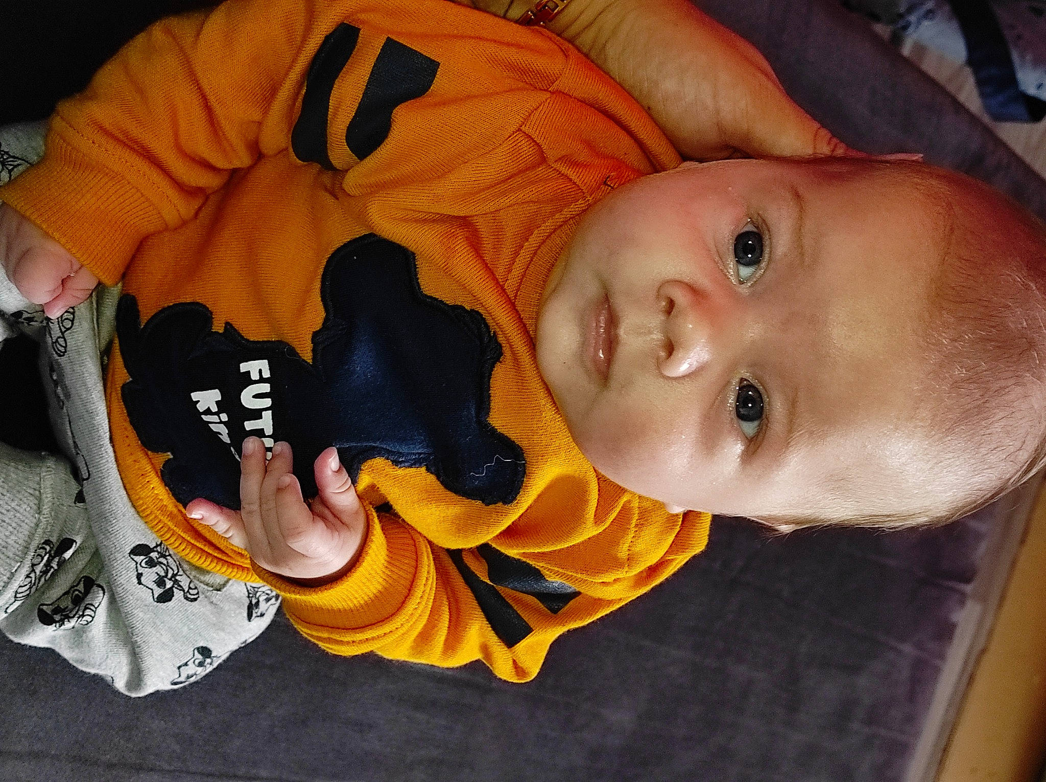 Tïmothé a rejoint le concours — aidez-le/la à gagner de superbes lots ! baby, baby_products, baby_toddler_clothing, cheek, child, comfort, fun, happy, human_body, iris, mouth, nose, orange, person, room, sleeve, smile, t_shirt, toddler, tree