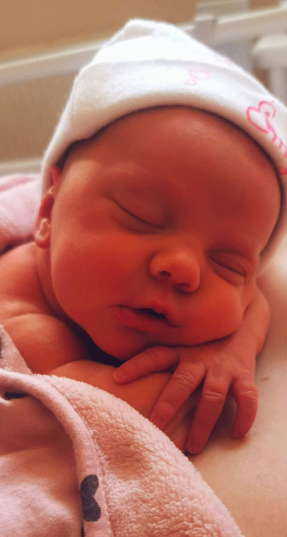 émy a rejoint le concours — aidez-le/la à gagner de superbes lots ! baby, cheek, chin, comfort, eyebrow, face, facial_expression, hand, human, lip, mammal, mouth, muscle, nose, organ, person, product, skin, smile, textile