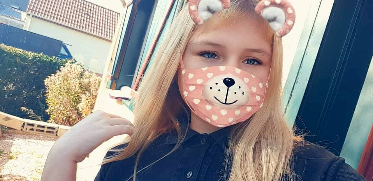 Kimberley a rejoint le concours — aidez-le/la à gagner de superbes lots ! brown_hair, cheek, child, ear, eye, face, fun, girl, happiness, head, lip, long_hair, mouth, neck, nose, person, product, skin, smile, toddler