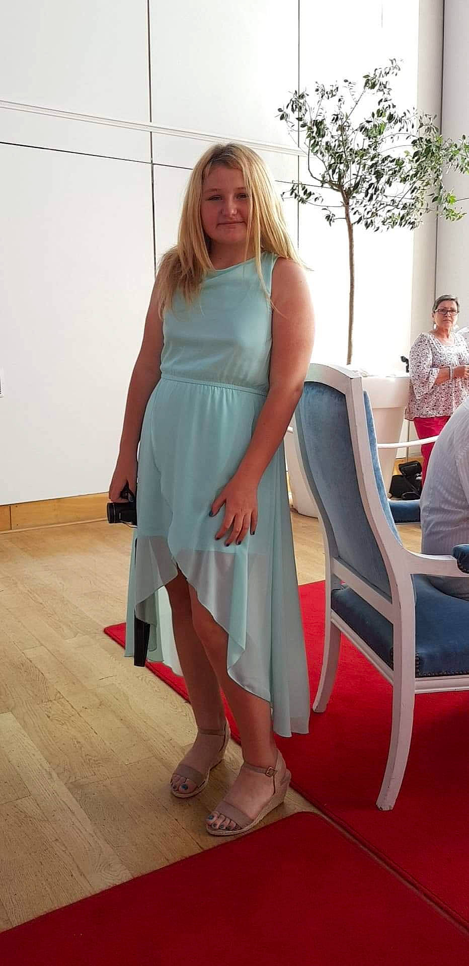 Kimberley participe au concours pour gagner de l'argent avec cette photo : beauty, blond, dress, fashion, floor, flooring, footwear, fun, furniture, girl, hair, human_hair_color, joint, joy, lady, leg, person, shoe, shoulder, sitting