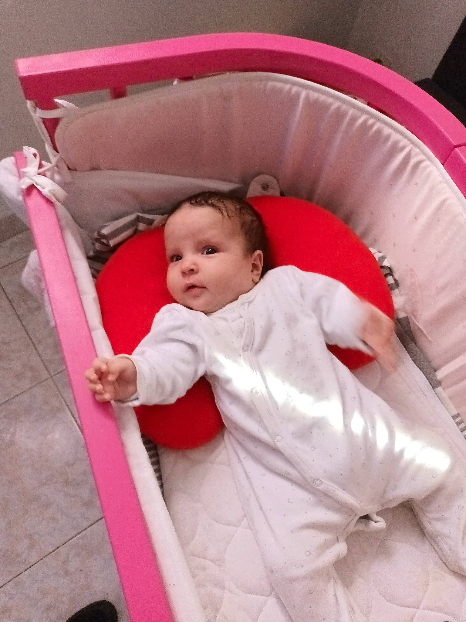 Mya a rejoint le concours — aidez-le/la à gagner de superbes lots ! baby, baby_products, baby_safety, baby_toddler_clothing, child, comfort, fun, infant_bed, magenta, person, pink, product, room, sitting, sleeve, toddler