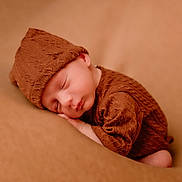 Malo a rejoint le concours — aidez-le/la à gagner de superbes lots ! baby, babyclothes, brown, child, closeup, cozy, cute, hat, indoors, infant, knit, monochrome, newborn, peaceful, portrait, relaxation, resting, sleeping, soft, warm