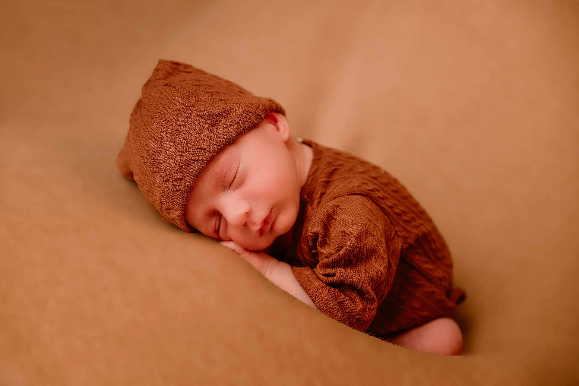 Malo a rejoint le concours — aidez-le/la à gagner de superbes lots ! baby, babyclothes, brown, child, closeup, cozy, cute, hat, indoors, infant, knit, monochrome, newborn, peaceful, portrait, relaxation, resting, sleeping, soft, warm