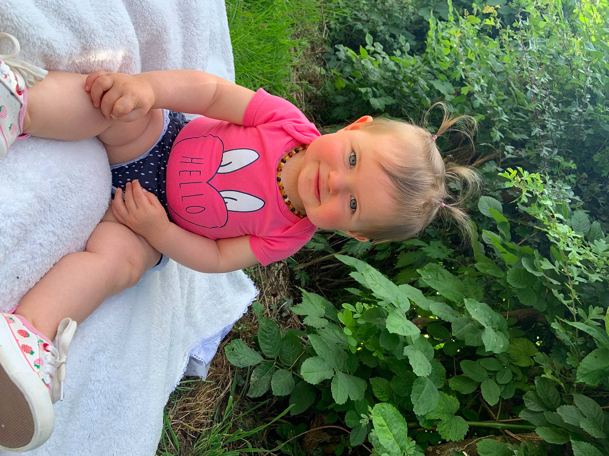 Katerina participe au concours pour gagner de l'argent avec cette photo : abdomen, baby, baby_toddler_clothing, grass, grass_family, groundcover, happy, hat, human_leg, joy, knee, leisure, meadow, people_in_nature, person, plant, smile, terrestrial_plant, thigh, toddler
