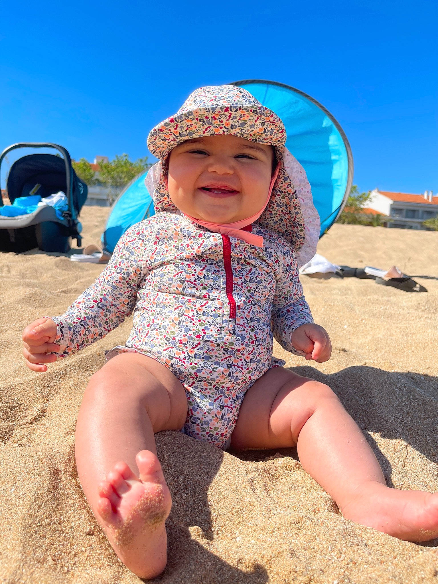 Mellina a rejoint le concours — aidez-le/la à gagner de superbes lots ! baby_toddler_clothing, beach, blue, cap, face, fun, grass, happy, hat, headgear, headwear, joy, leg, leisure, mouth, person, sand, skin, sky, smile
