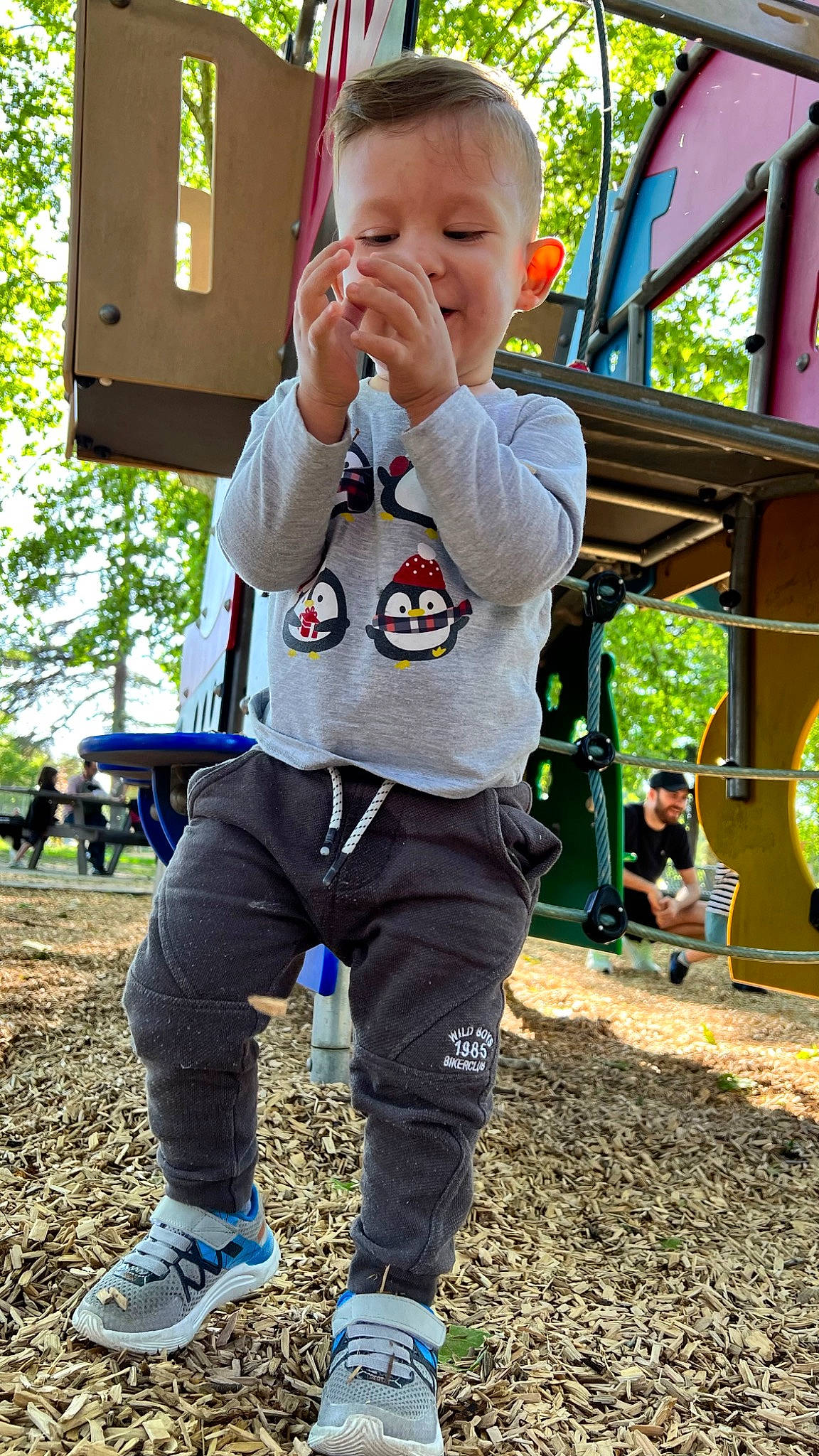 Santiago participe au concours pour gagner de l'argent avec cette photo : baby, baby_toddler_clothing, child, city, clothing, fun, grass, green, happy, leisure, outdoor_play_equipment, people_in_nature, person, plant, playground, recreation, sleeve, soil, t_shirt, toddler