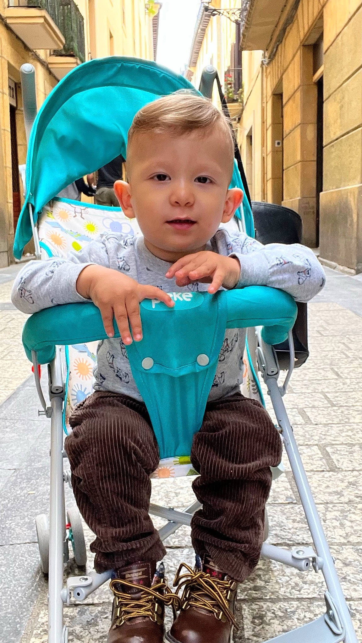 Santiago a rejoint le concours — aidez-le/la à gagner de superbes lots ! azure, baby, baby_carriage, baby_products, baby_toddler_clothing, beauty, blue, child, city, electric_blue, fun, green, happy, human_settlement, leisure, person, product, public_space, recreation, summer