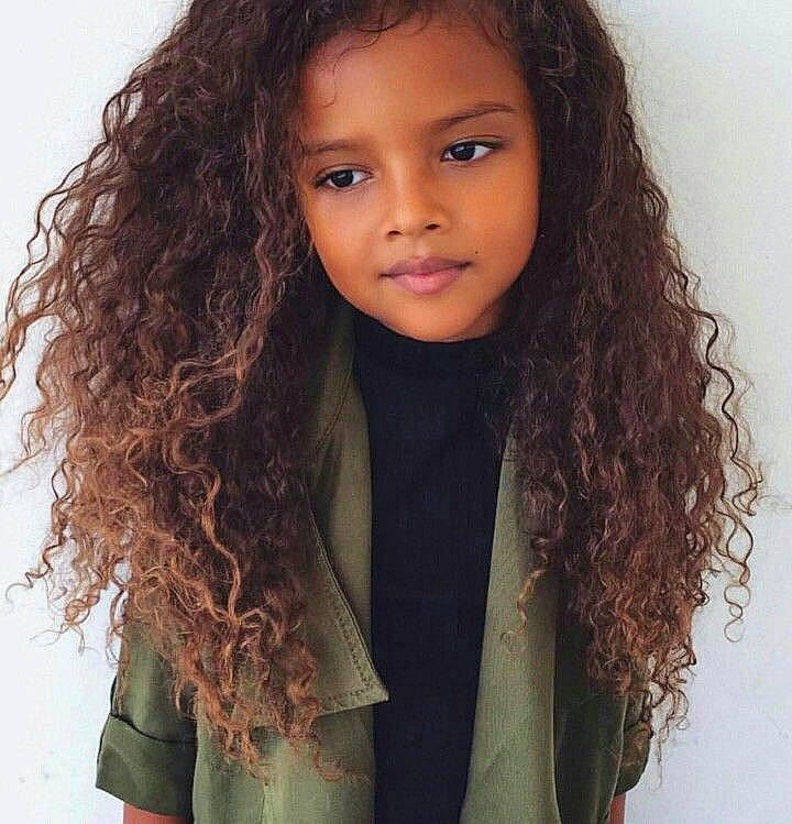 Keziah a rejoint le concours — aidez-le/la à gagner de superbes lots ! black, black_hair, chin, eyebrow, eyelash, forehead, hair, hairstyle, head, human, human_body, iris, jaw, lip, liver, neck, nose, organ, person, ringlet