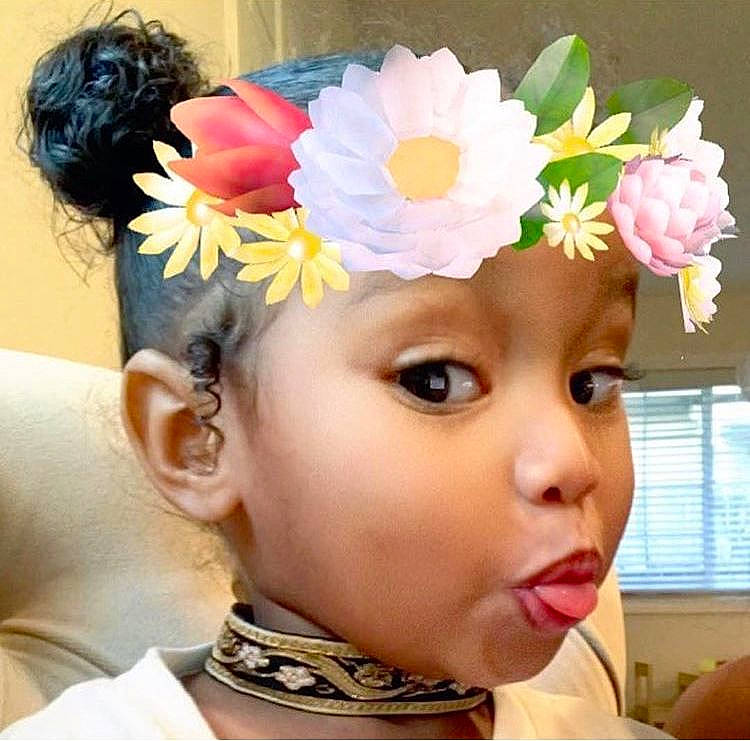 Tiana a rejoint le concours — aidez-le/la à gagner de superbes lots ! artificial_flower, child, costume_accessory, cut_flowers, eyelash, fashion_accessory, floral_design, flower, hair_accessory, hat, headband, headgear, headpiece, headwear, lei, makeover, pattern, person, petal, plant