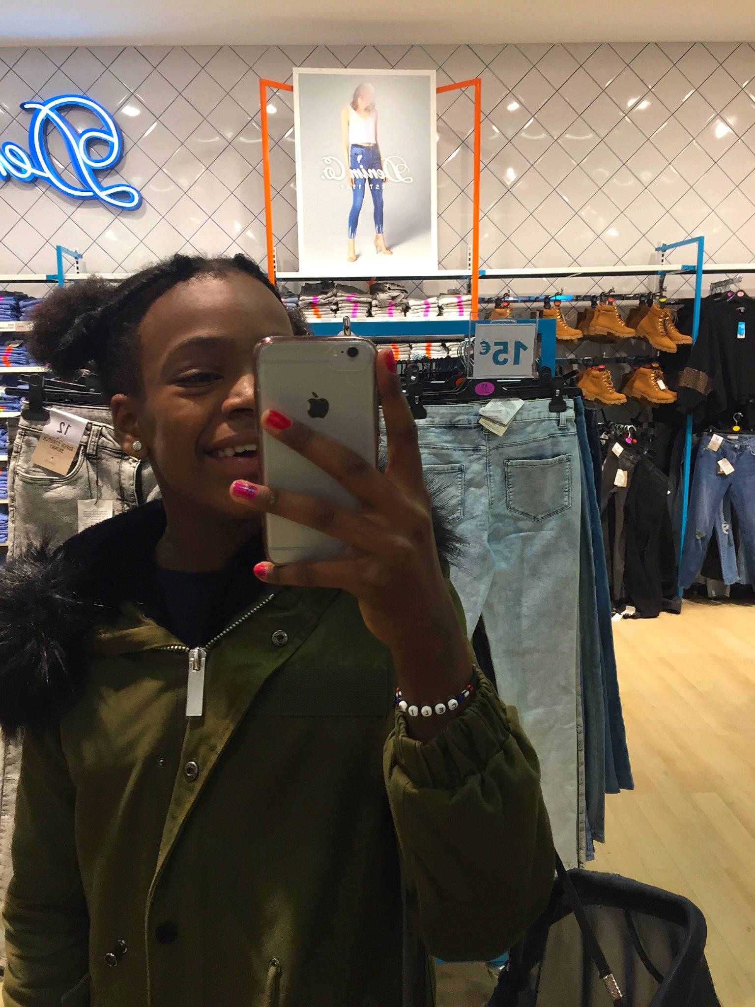 Célia participe au concours pour gagner de l'argent avec cette photo : electronic_device, fashion, girl, outerwear, person, product, technology