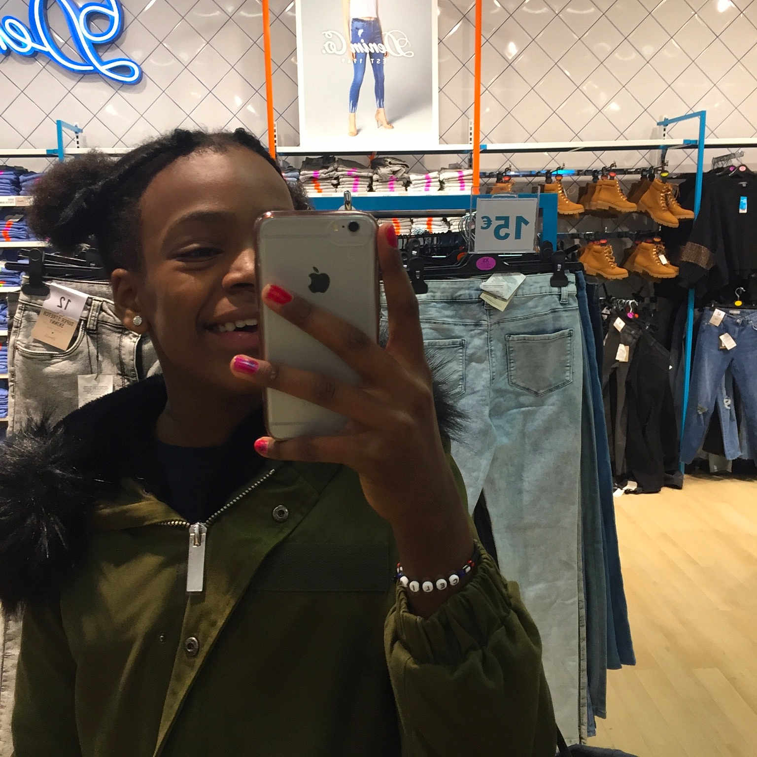 Célia participe au concours pour gagner de l'argent avec cette photo : electronic_device, fashion, girl, outerwear, person, product, technology