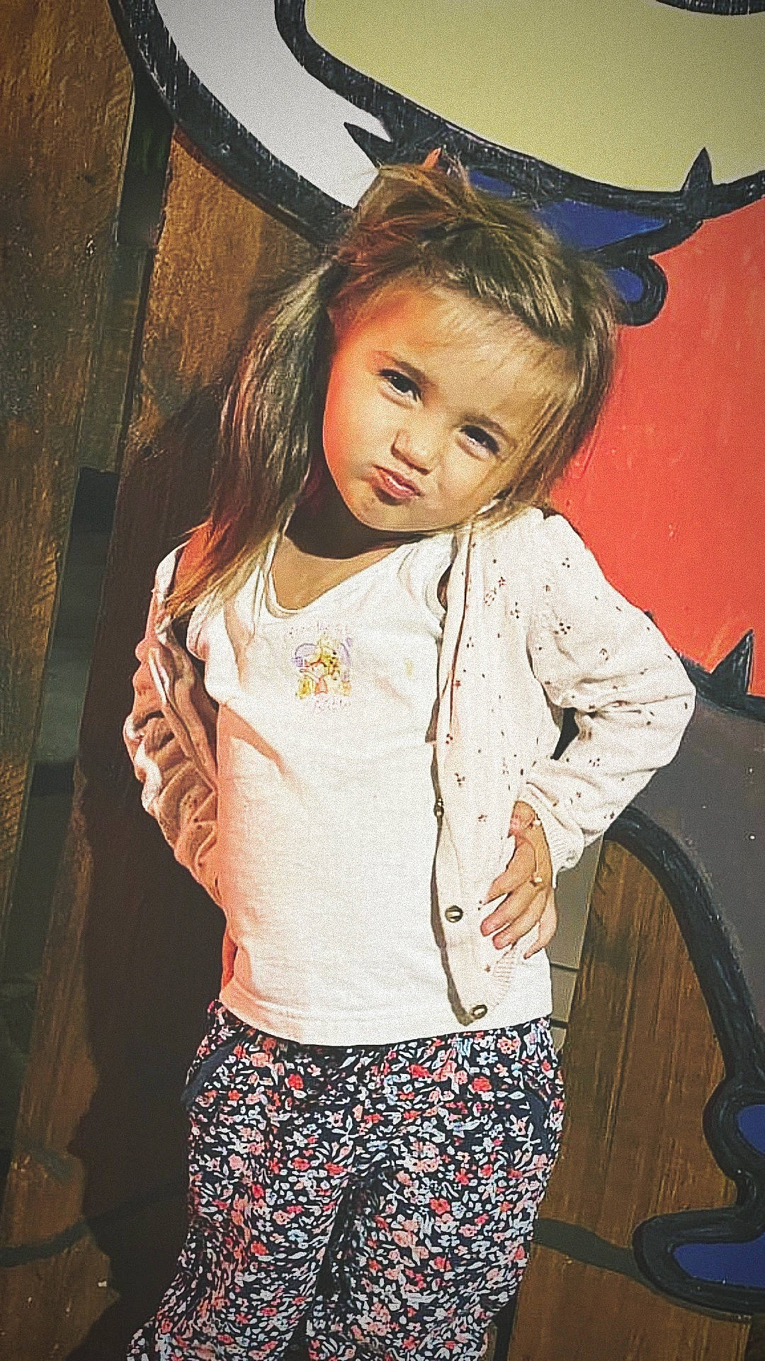 Leïna a rejoint le concours — aidez-le/la à gagner de superbes lots ! baby_toddler_clothing, cool, eye, eyelash, face, fashion_design, flash_photography, fun, happy, head, human_body, iris, long_hair, organ, person, shoulder, sleeve, textile, toddler, waist