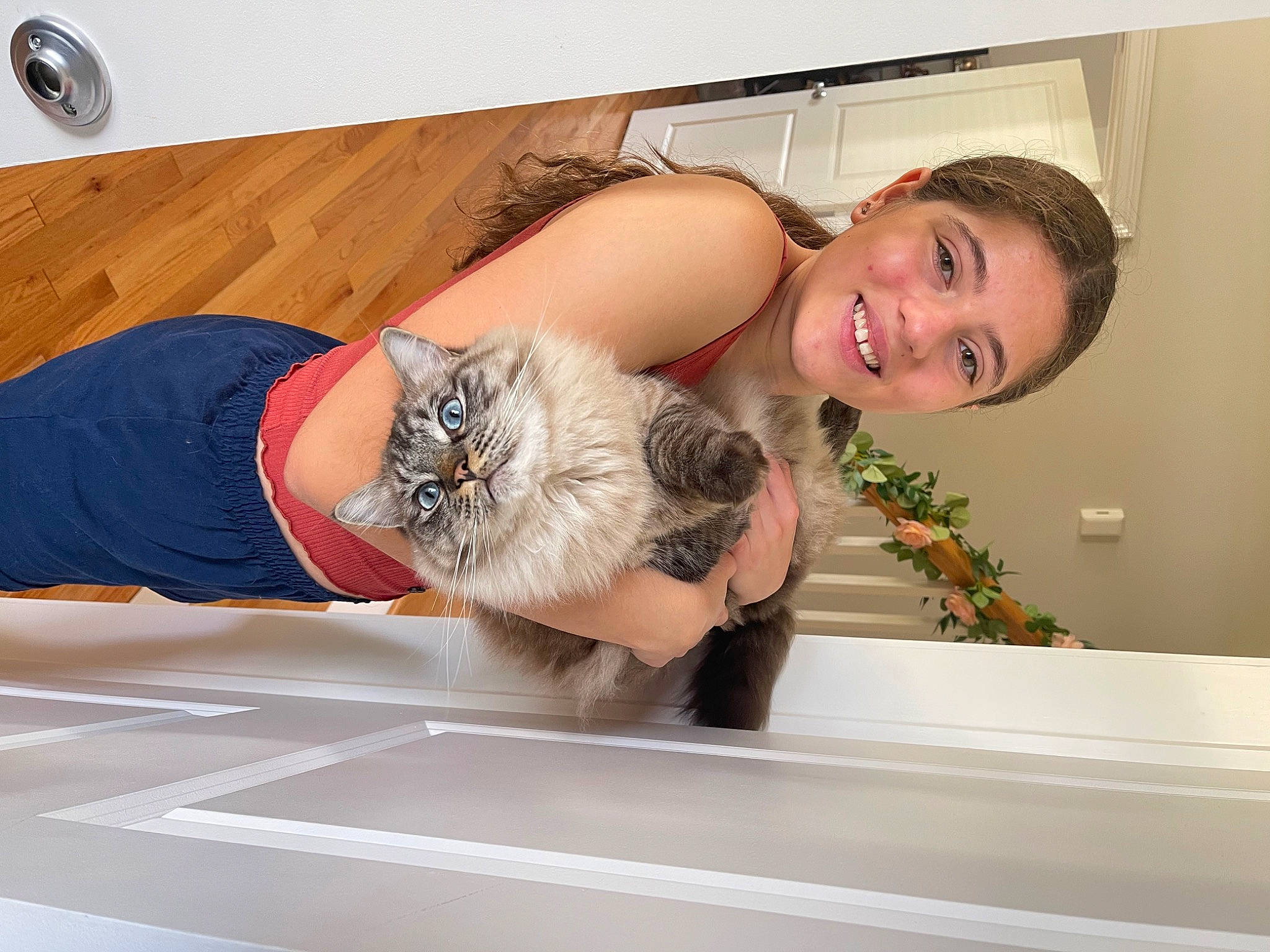 Francisco is registered to the contest to win money with this photo: abdomen, bathing, chest, comfort, dress, elbow, felidae, flooring, fun, happy, human_leg, joint, knee, plant, room, smile, thigh, trunk, waist, wrist