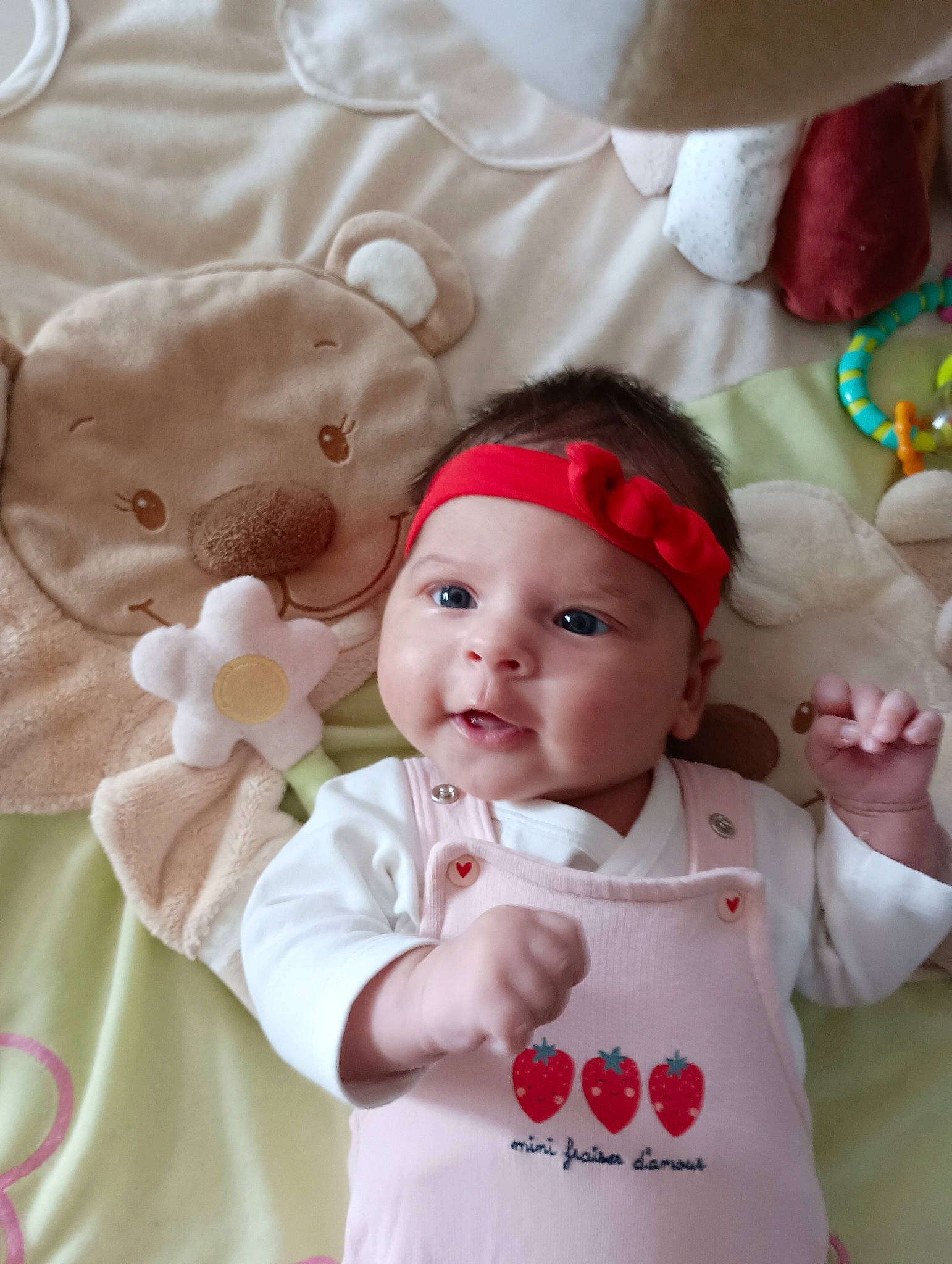 Célia a rejoint le concours — aidez-le/la à gagner de superbes lots ! baby, baby_toddler_clothing, cap, cheek, child, christmas_eve, costume_hat, event, fictional_character, happy, headwear, holiday, linens, pattern, person, petal, pink, sleeve, smile, textile