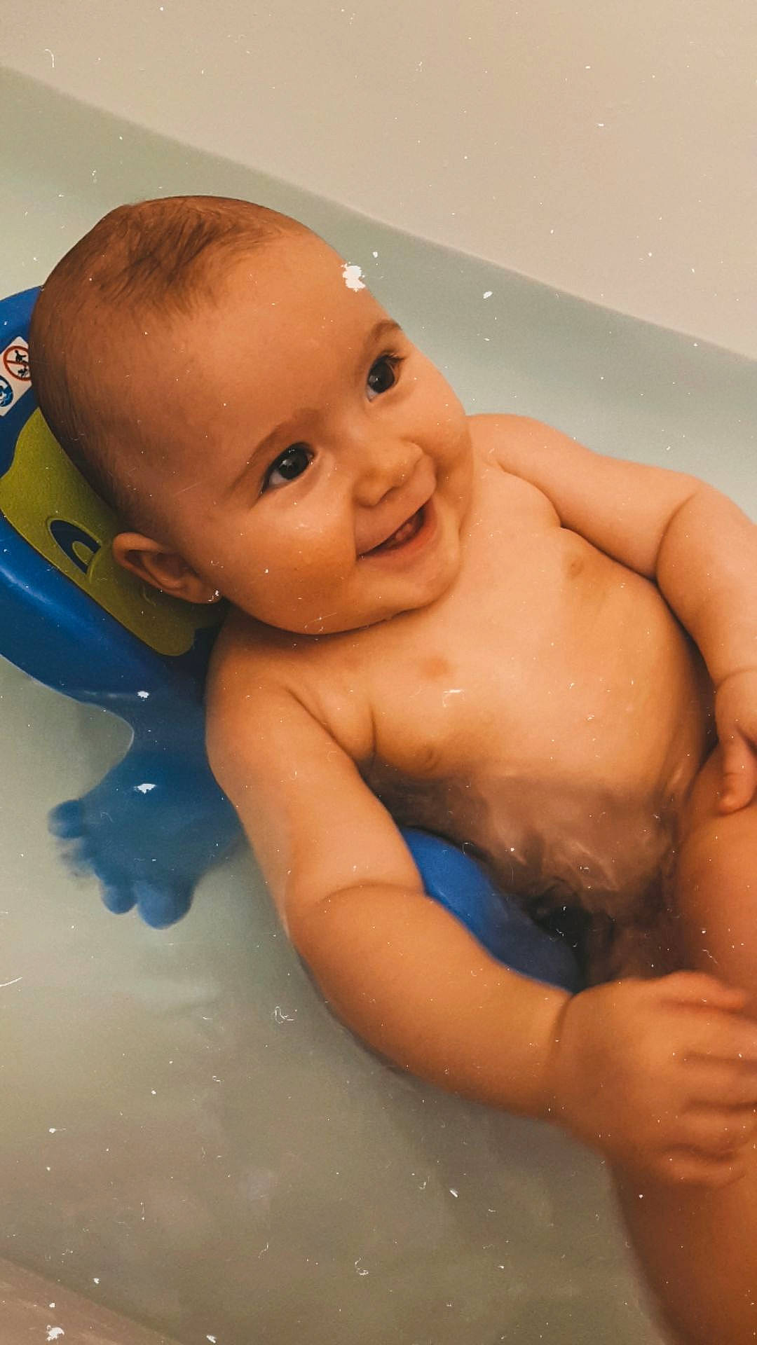 Anaya participe au concours pour gagner de l'argent avec cette photo : baby, baby_bathing, bathing, bathtub, cheek, chest, child, face, joy, muscle, person, skin, toddler
