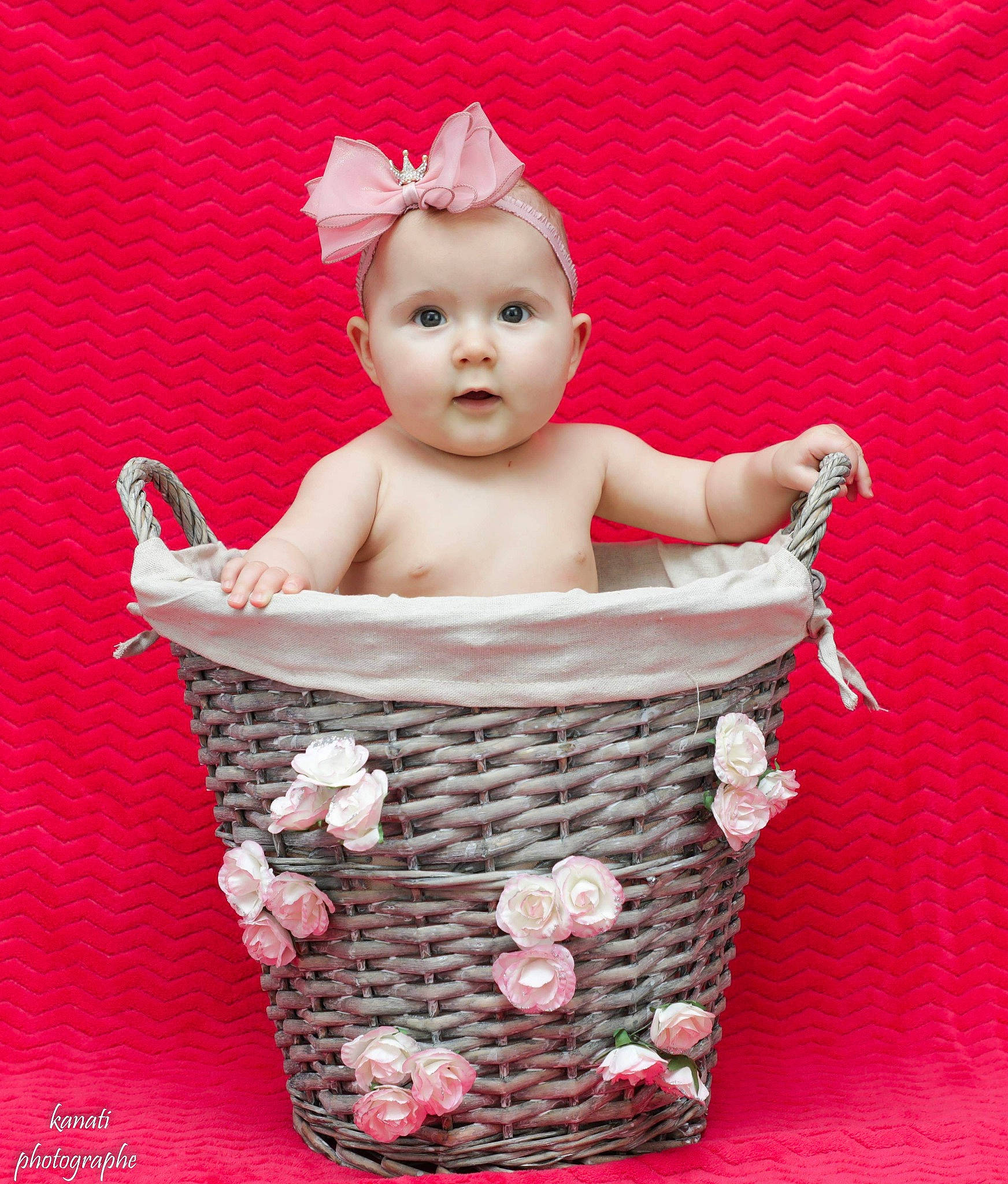 Anaya participe au concours pour gagner de l'argent avec cette photo : baby, basket, child, figurine, flower_girl_basket, home_accessories, person, wicker
