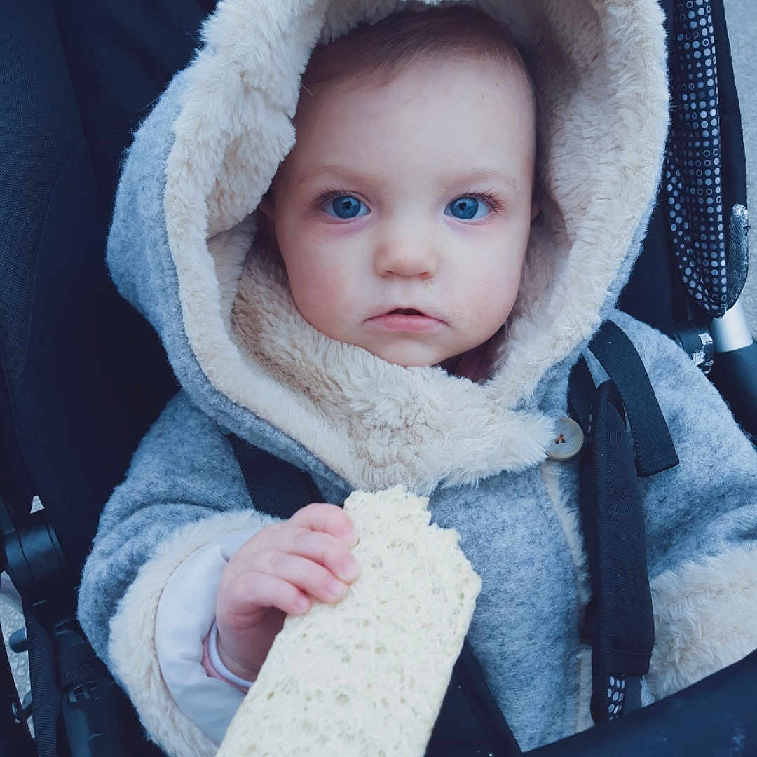 Mila participe au concours pour gagner de l'argent avec cette photo : boy, child, eye, fun, fur, fur_clothing, girl, infant, material, nose, outerwear, person, portrait_photography, product, skin, textile, toddler, winter