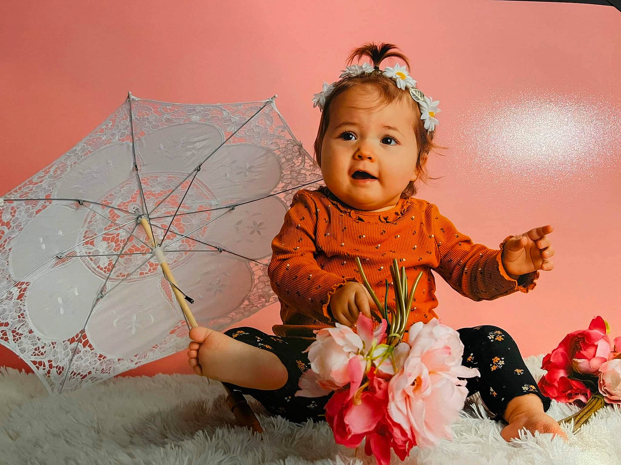 Rose participe au concours pour gagner de l'argent avec cette photo : baby, baby_toddler_clothing, child, dress, event, fashion_accessory, flower, fun, hair_accessory, happy, headgear, headpiece, pattern, peach, person, petal, pink, sitting, smile, toddler