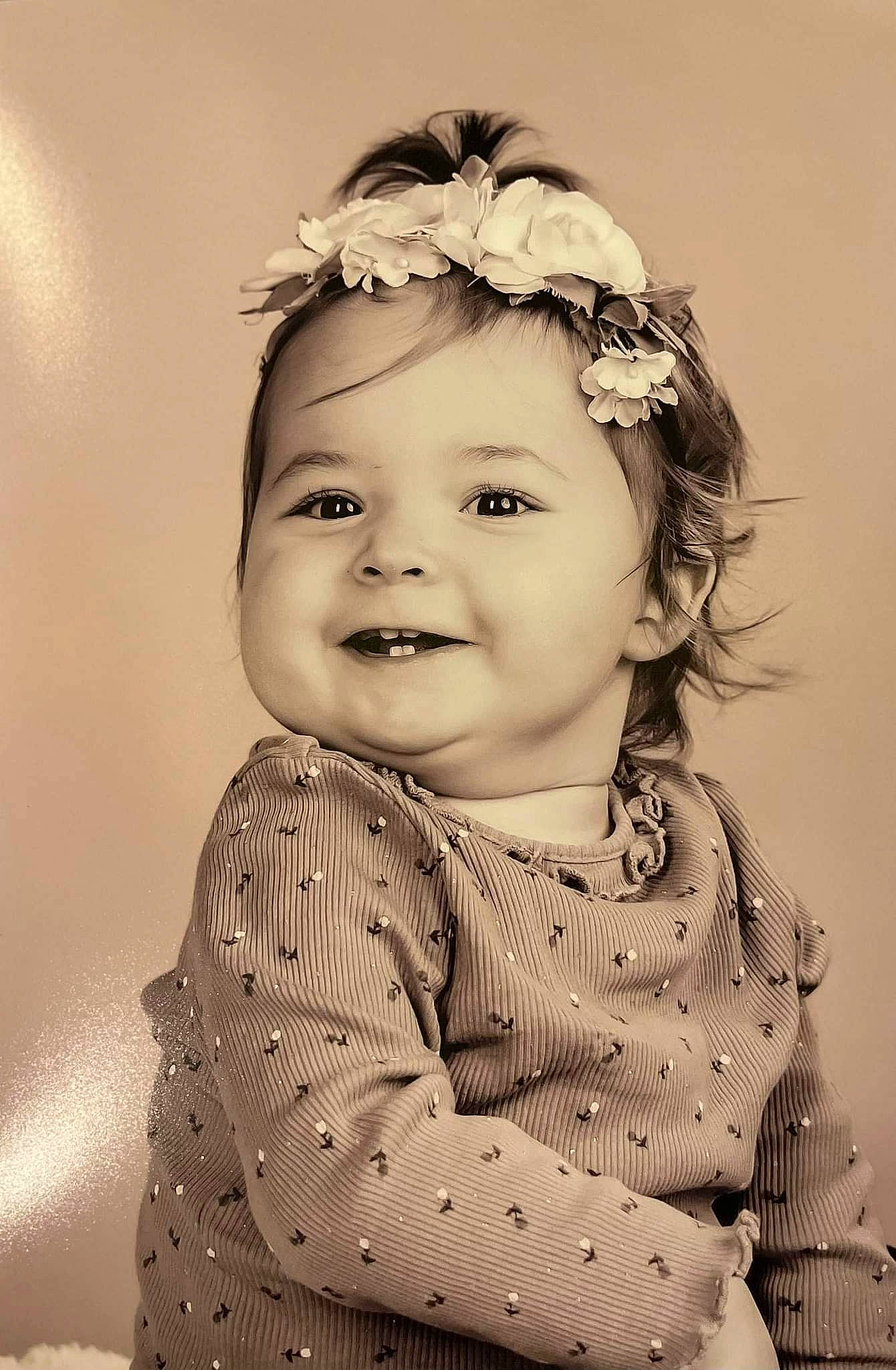 Rose participe au concours pour gagner de l'argent avec cette photo : baby, baby_toddler_clothing, cheek, child, eye, flash_photography, fun, happy, headband, headgear, headpiece, iris, joy, lip, monochrome, monochrome_photography, person, skin, sleeve, smile