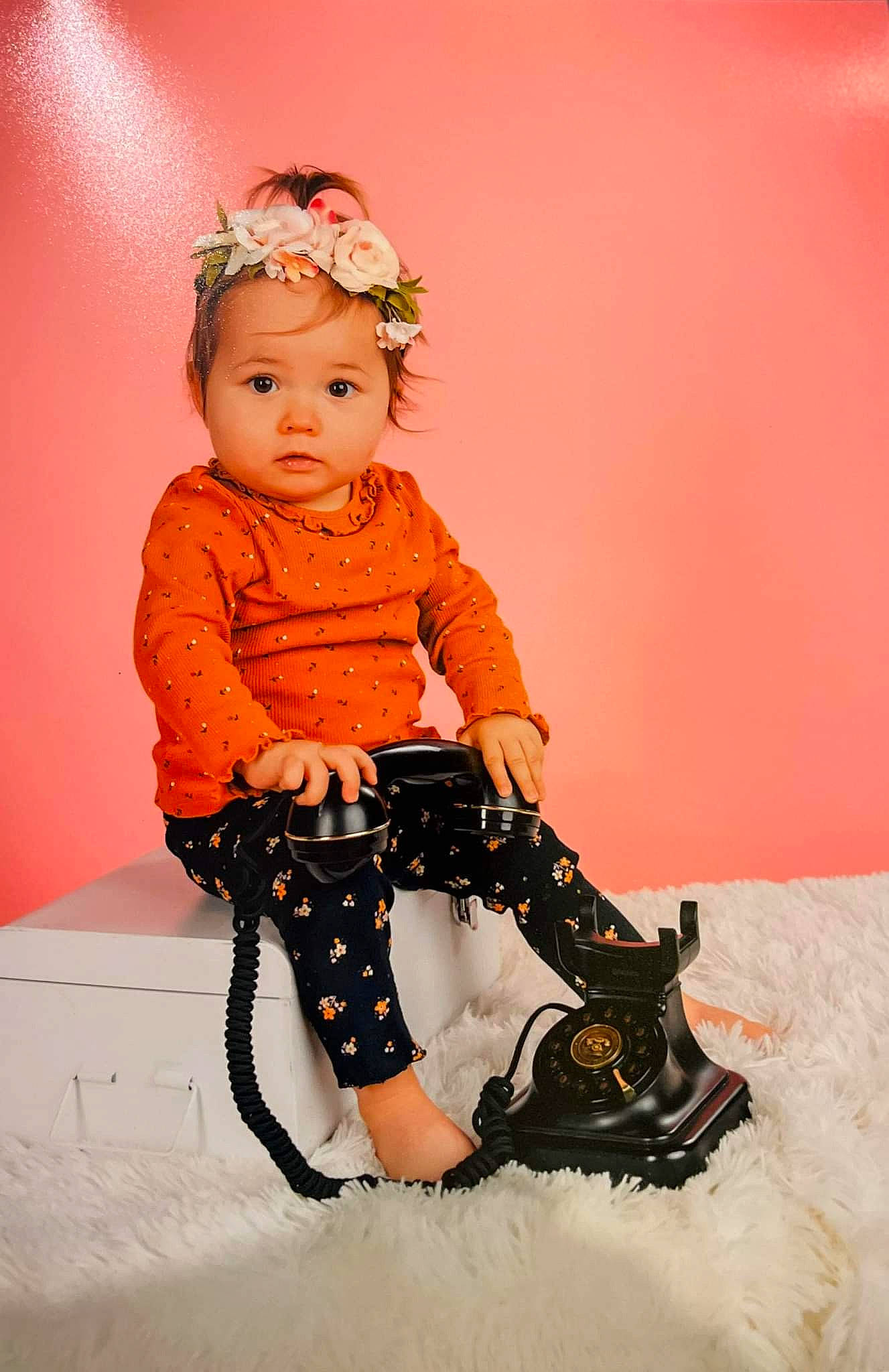 Rose participe au concours pour gagner de l'argent avec cette photo : baby_toddler_clothing, carmine, child, costume, doll, embellishment, fashion_accessory, fashion_design, formal_wear, happy, hat, headgear, headpiece, pattern, peach, person, personal_protective_equipment, sitting, sleeve, toddler