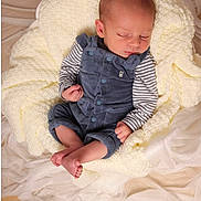 Gaël a rejoint le concours — aidez-le/la à gagner de superbes lots ! baby, blanket, blue_outfit, child, cozy, cute, indoor, infant, newborn, peaceful, portrait, resting, sleeping, small_feet, soft_fabric, striped_sleeves, toddler, white_sheer_fabric, wrapped, yellow_blanket