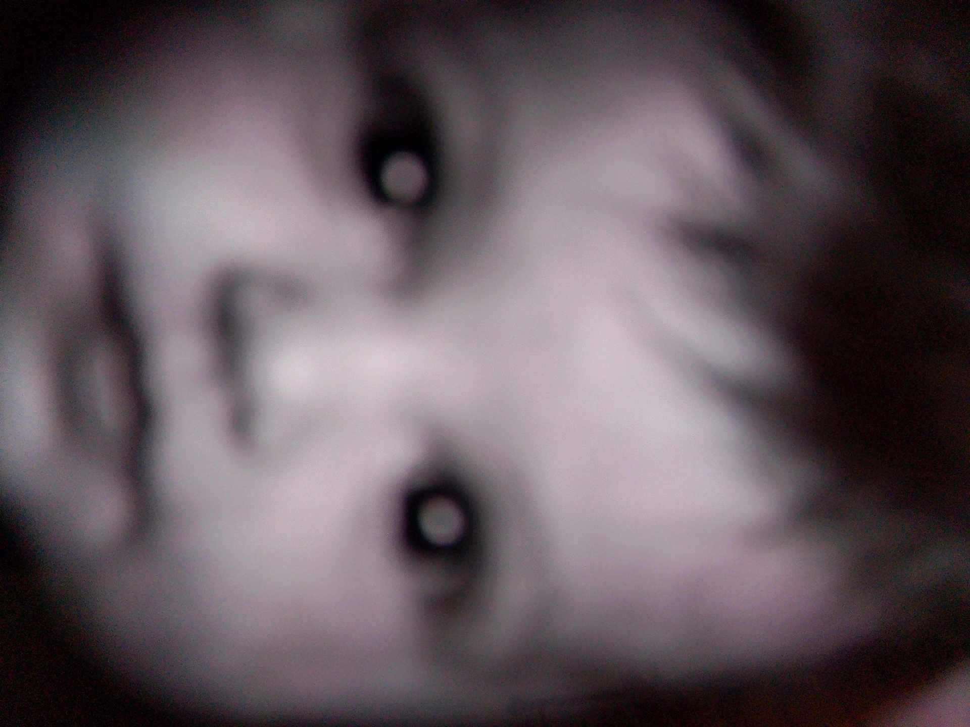 Amra participe au concours pour gagner de l'argent avec cette photo : child, face, closeup, blurry, eyes, portrait, candid, monochrome, grayscale, eye_reflection, nose, mouth, cheek, soft_focus, low_light, out_of_focus, head, expression, mystery, indoor