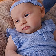 Lisa participe au concours pour gagner de l'argent avec cette photo : baby, infant, blue_outfit, headband, bow, blanket, cozy, portrait, closeup, soft_lighting, bokeh, cute, child, sleepy, indoor, face, skin, expression, young, peaceful