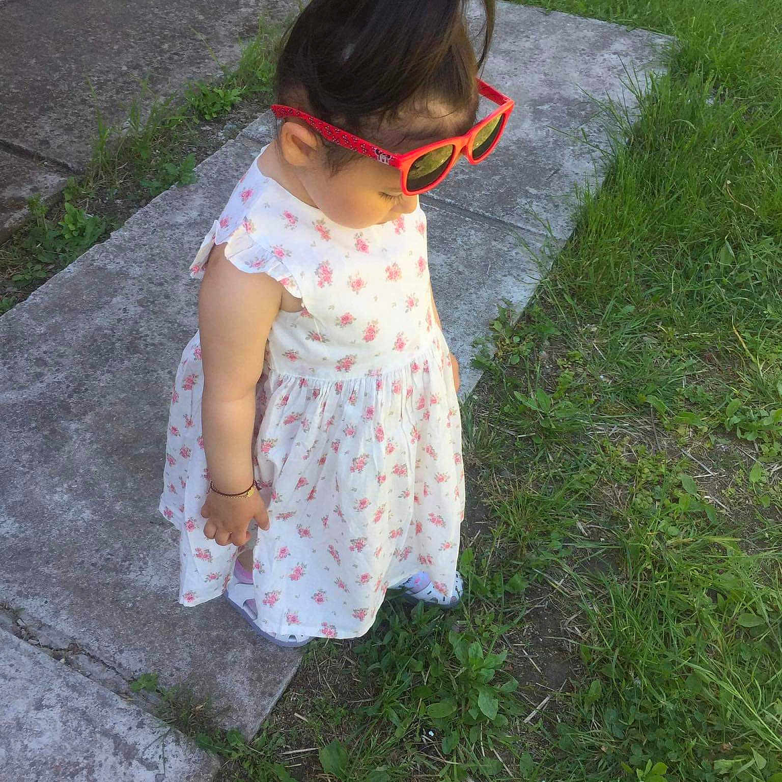 Genesa a rejoint le concours — aidez-le/la à gagner de superbes lots ! baby, baby_toddler_clothing, child, dress, grass, grass_family, hair, head, human_body, human_leg, lawn, leg, leisure, pattern, people_in_nature, plant, sitting, sleeve, toddler, walking